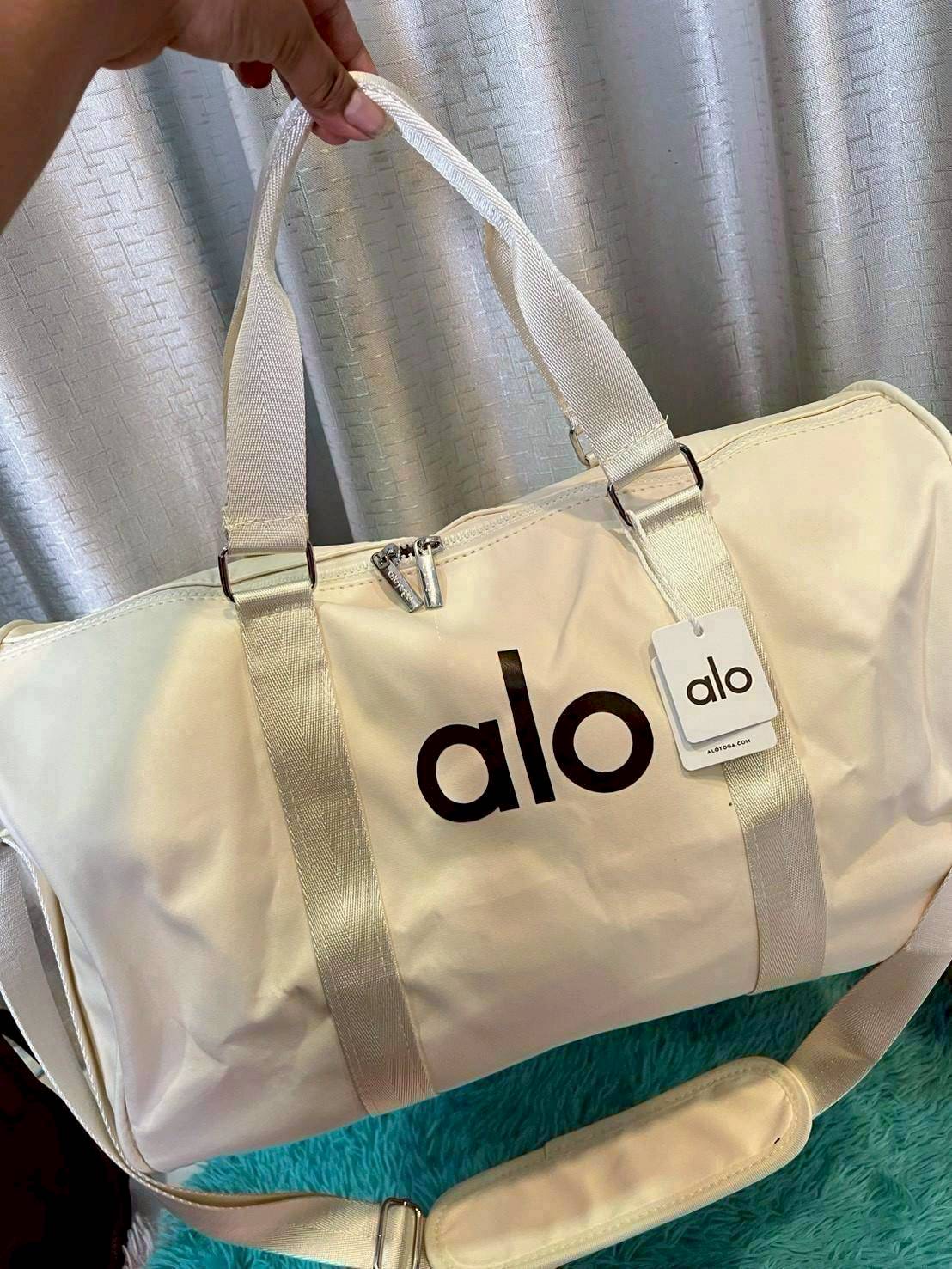 กระเป๋าเดินทางใหญ่ 𝗮𝗹𝗼 ในจีนรีวิวดีมาก งานตรงปก เนื้อผ้าดี ใบใหญ่จุใจ สะพายไปเที่ยว ออกทริป