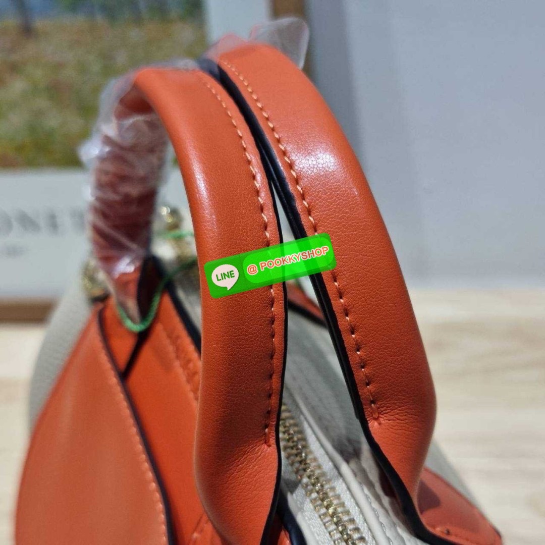 Longchamp le pliage xtra XS leather crossbody bag 🔆 Details มาใหม่! กับกระเป๋าถือ/สะพายรุ่นยอดฮิต ที่มาในดีไซน์ทูโทน โดดเด่นมีกิมมิค น่ารักน่าใช้สุดๆ รูปทรง cylinder ใช้งานง่าย ฝากระเป๋ามีช่องเล็กๆให้ได้ใส่บัตร ใส่ธนบัตรแบบหยิบจับง่ายๆ ช่องหลักเป็