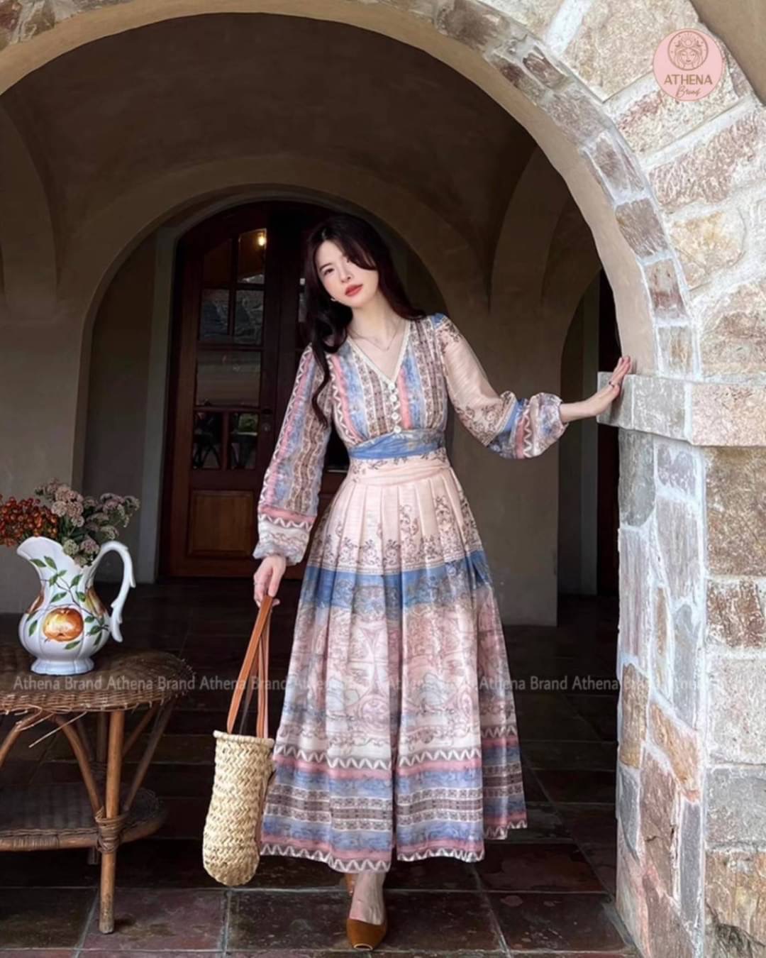 Maxi Dress พิมพ์ลายวินเทจสไตล์มาในโทนสีสุดละมุน ดีไซน์คอวีแขนยาวพองจั๊มพ์ มีกิมมิคตกแต่งกระดุมและลูกไม้หวานๆ ตัวเดรสเย็บจับจีบ มาพร้อมกับซับในและซิปด้านข้าง ผ้าเริ่ด คีพลุคเจ้าหญิงเจ้าใจ ใส่แล้วสบายผิวสุดๆ