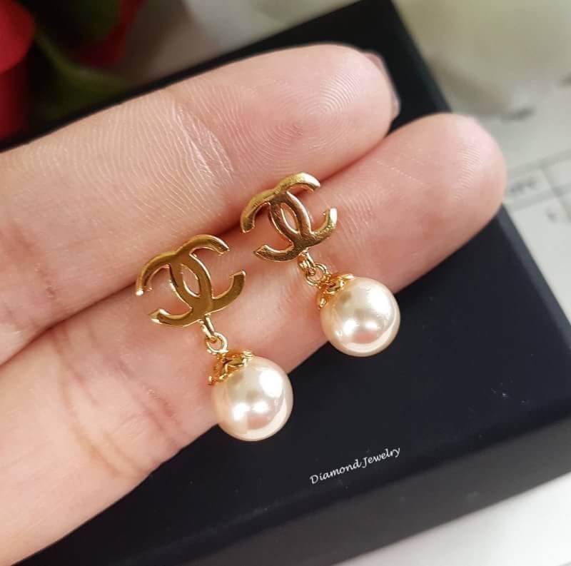 มาเพิ่มแล้วจร้า Chanel earing ((งานเพชรสวิส งานชุบ 5 ไมครอน)) ต่างหูมุก รุ่นนี้แนะนำเลยค่ะ รับรองสวยวิ้งมากกกกก งานดี ตัวเรือนเงาวิ้งมากๆคะรับประกันความพอใจ งานดูหรูมากๆค่ะ ใส่ออกได้ทั้งลุคหรูหรา หวานๆน่าร๊ากกกก จัดเลยคร่าาตัวเรือนงานชุบ 5 ไมครอน สีทอง 24