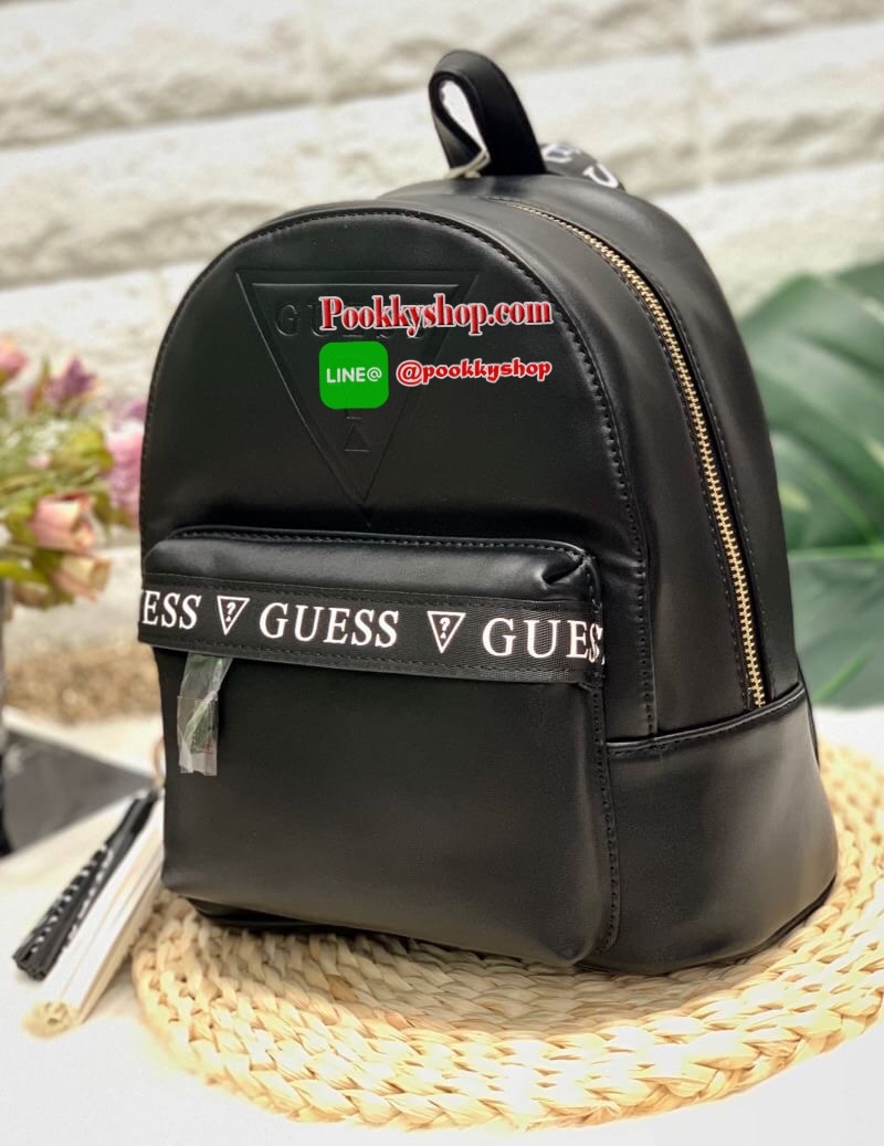 New !! GUESS GESABEL GYM BACKPACK กระเป๋าสะพายหลังได้//สะพายข้างได้ วัสดุหนังนิ่ม น้ำหนักเบา รูปทรงน่ารักมากๆค่ะ ด้านหน้ามีช่องซิปหนึ่งช่อง เปิดปิดกระเป๋าด้วยซิป มีพวงพู่แบรนด์ห้อยเพิ่มความเก๋เข้ามาให้ด้วย พวงพู่สามารถถอดแยกออกได้ด้วยค่ะ ภายในกระเป๋าโล่งก