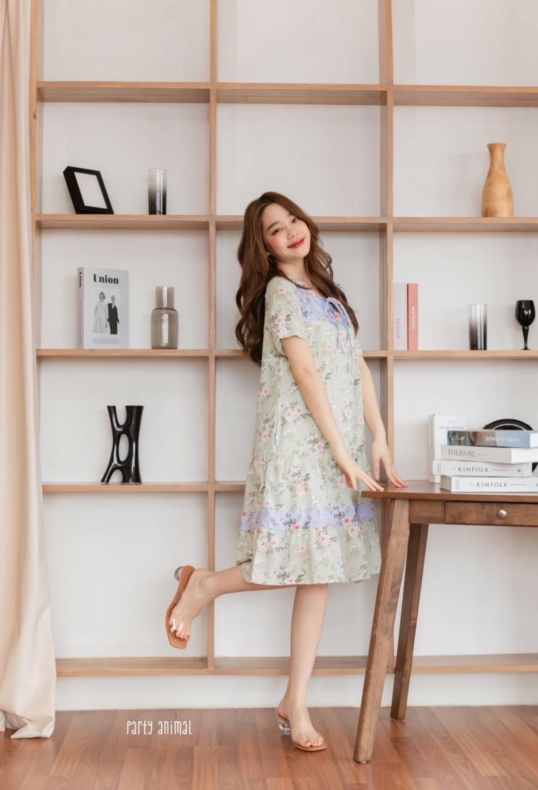 เดรสลายดอกไม้ตัดต่อสลับสีแบบทูโทน ทรงปล่อยต่อชายระบายสองชั้น คอผูกโบว์ได้ เนื้อผ้าไหมญี่ปุ่นพริ้วๆใส่สบาย งานมีซับในตัวค่ะ ซิปหลัง มีกระเป๋าข้างค้า 2สี