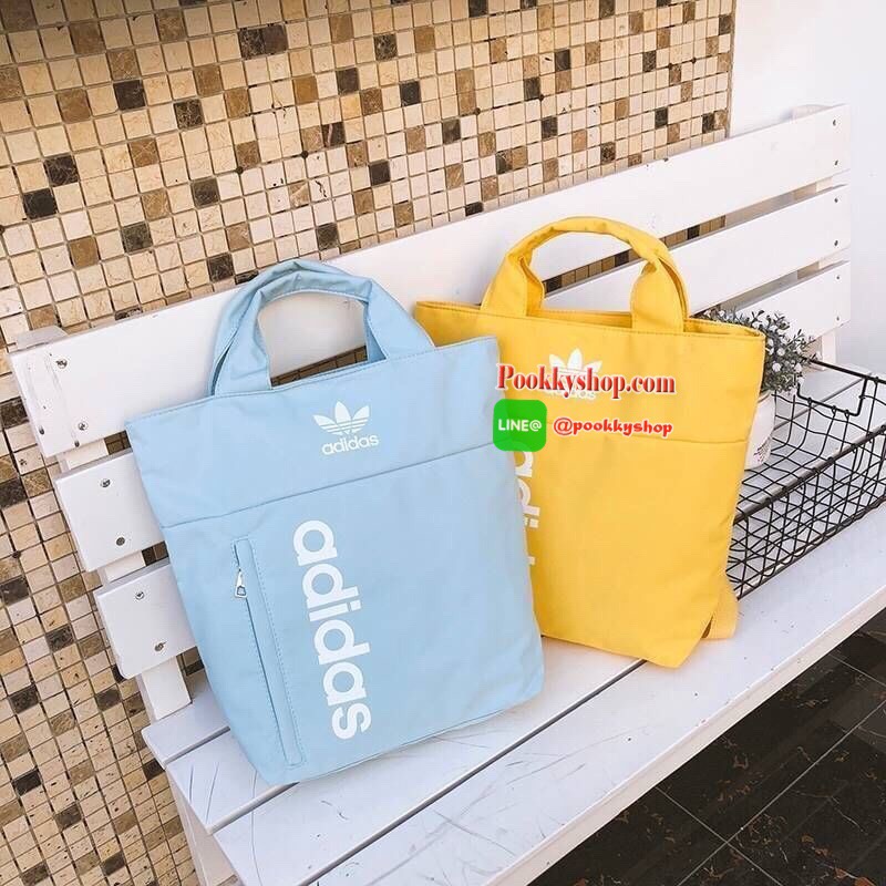 Adidas Handbag & Backpack กระเป๋าเป้ใช้ได้ทั้งชายหญิง ขนาดกำลังดี น้ำหนักเบา ด้านหน้าสกรีนโลโก้แบรนด์ เปิดปิดด้วยซิปสะดวกใช้ หูจับถนัดมือ สายสะพายยาวเลื่อนปรับได้ตามต้องการด้านหน้ามีช่องซิปเก็บของหยิบใช้ง่าย ภายในมีช่องซิปแยกเก็บของ ช่องหลักสามารถใส่ Note