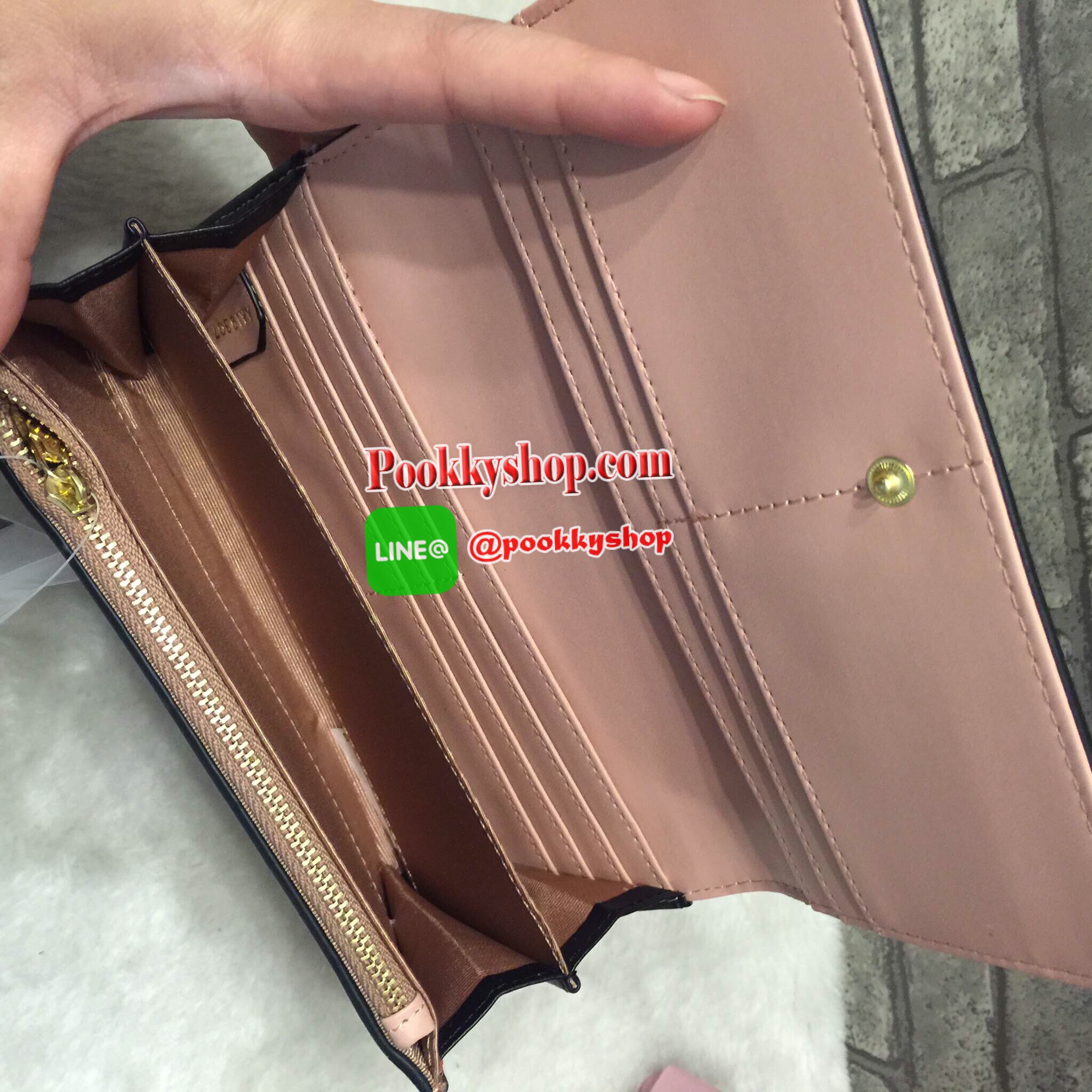 New Arrival!! LYN CLARLYNNA WALLET กระเป๋าเงินใบยาว ด้านหน้าแต่งโลโก้แบรนด์สีทองหรู เปิดปิดด้วยกระดุม ด้านในมีช่องใส่บัตร 10 ใบ พร้อมช่องซิปใส่เหรียญและช่องธนบัตร 2 ช่องใหญ่ เป็นกระเป๋าเงินที่สวยเรียบหรูมากๆค่า