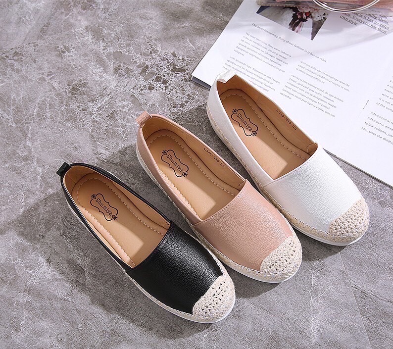 สินค้าขายดี พร้อมส่งค๊าา sport shoes รองเท้าผ้าใบ งานเรียบ พื้นนิ่มมากคะ ใส่สบายจะแมตช์กับกางเกง👖หรือกระโปรง👗ก็ได้ค่ะ แม่ค้าคอนเฟริม ห้ามพลาดเลยจ้าตัวนี้แนะนำ อย่าช้ารีบเลย