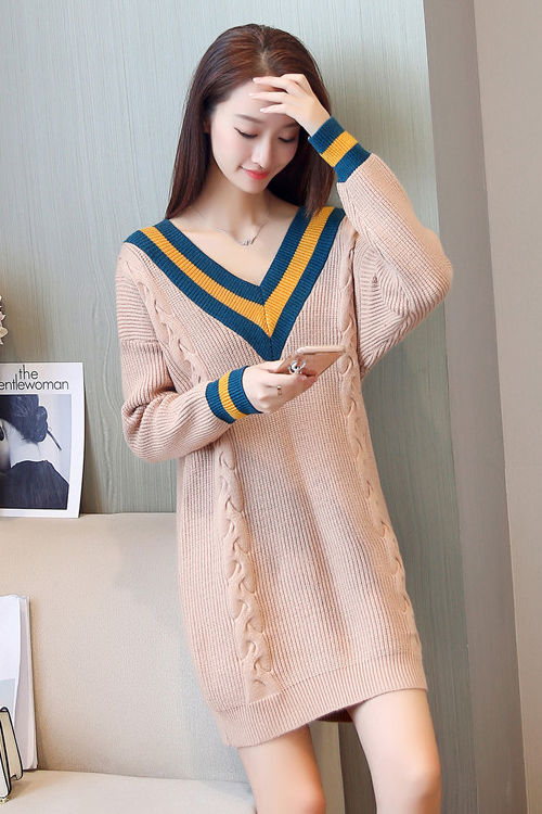 เสื้อผ้าแฟชั่นนำเข้า : เสื้อกันหนาวไหมพรม พร้อมส่ง สีกากี คอเสื้อวี สลับสีเก๋ แขนยาว ถักลายลูกโซ่ด้านหน้า น่ารักๆ ใส่กันหนาวได้ค่ะ ผ้าไหมพรมเนื้อหนาใส่แล้วอุ่นแน่นอนค่ะ เนื้อนิ่มใส่สบายรับรองไม่คันไม่ระคายค่ะ มีความยืดหยุ่นได้ สินค้าจริงน่ารัก งานสวยเหมือ