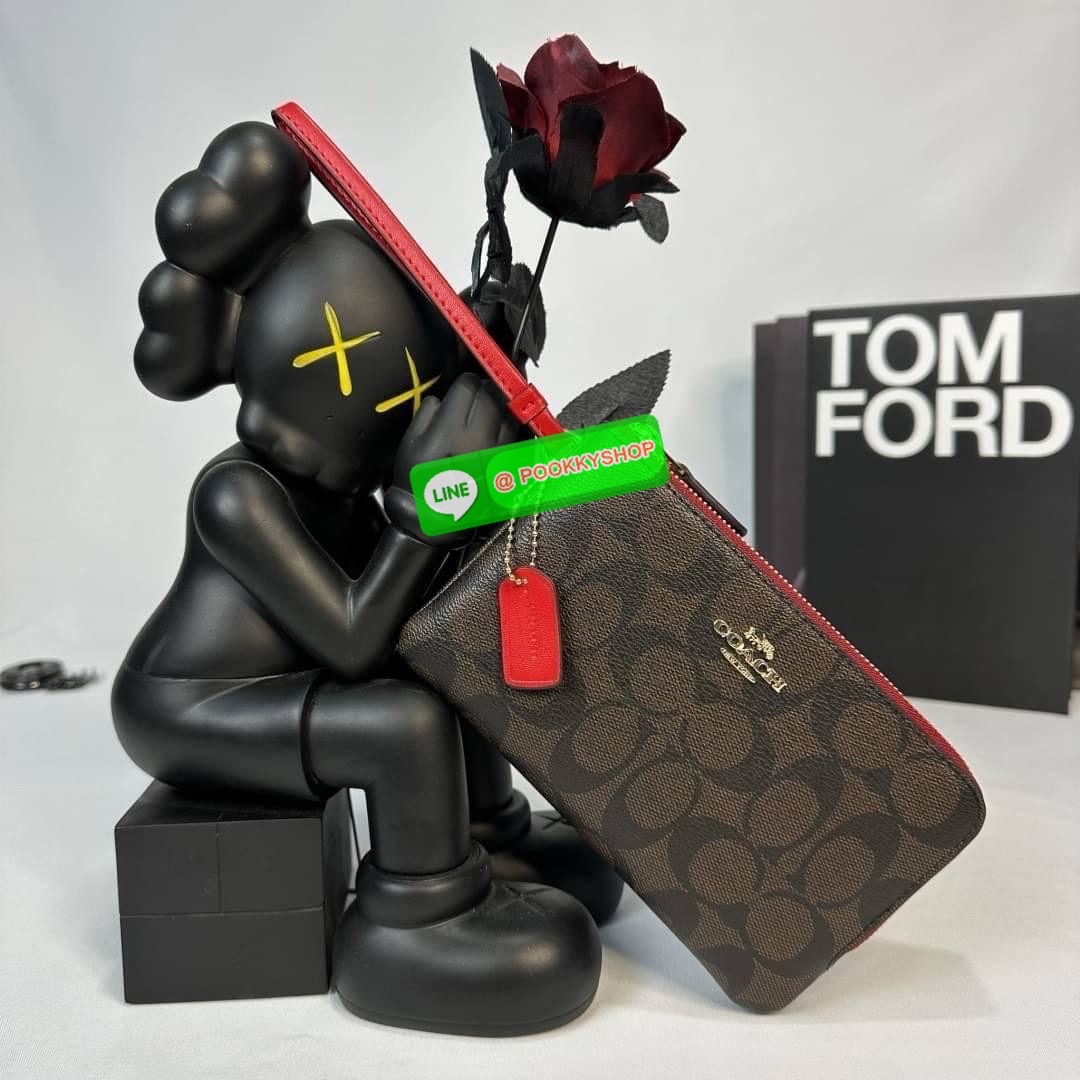 กระเป๋าคล้องมือ COACH 87591 DOUBLE CORNER ZIP WRISTLET IN SIGNATURE CANVAS (COACH 87591 ） กระเป๋าคล้องมือ2เซิปใหญ่ ลายCหนังและ ด้านในเป็นผ้า แบ่งเป็นช่องเล็กๆใส่เหรียญใส่แบงค์ใส่บัตร แล้วแต่จะใส่มีหลายช่อง ใส่โทรศัพท์ได้ทุกรุ่นพร้อมสายคล้องมือ