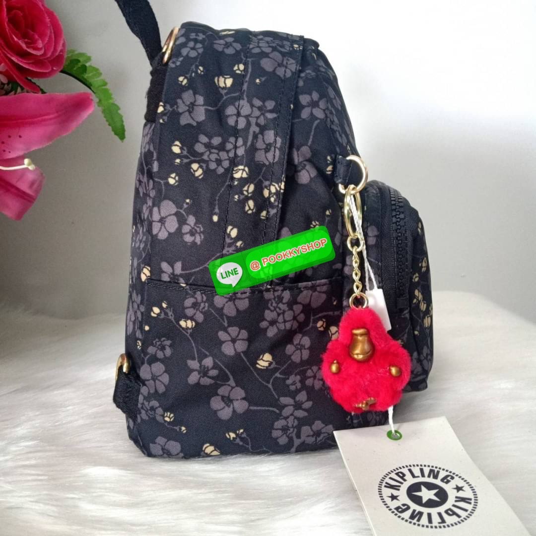 Kipling Basic Mini Backpack กระเป๋าเป้มินิ วัสดุ Nylon +ซับใน Polyester ขนาดใบเล็กระทัดรัด ใช้งานง่าย ด้านหน้ามีซิป pocket สำหรับใส่ของเล็กน้อย ช่องหลักโล่งกว้างใส่ของได้เยอะ พร้อมช่องซิปผนังข้างหลังและช่องแยกสำหรับใส่ของอีกฝั่ง สามารถใช้งานได้ ถึง 3 แบบ