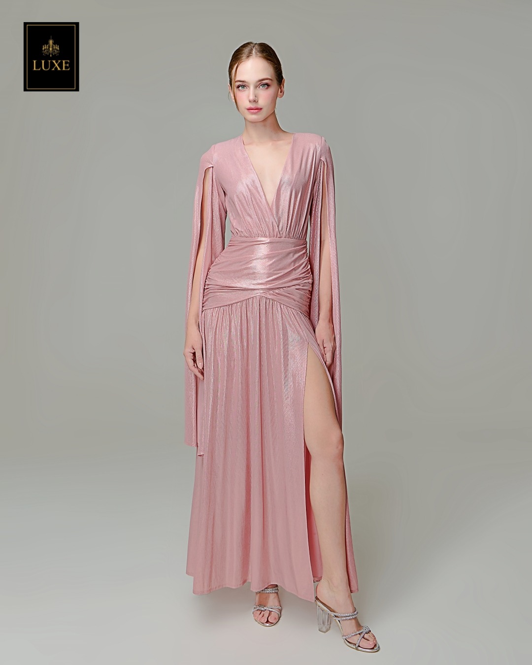 เดรสแฟชั่น แม็กซี่เดรสเสื้อคอวีป้าย แขนยาวเป็นผ้าคลุมในตัว กระโปรงเข้ารูปตรงสะโพก ผ่าหน้าขา ชายกระโปรงบาน