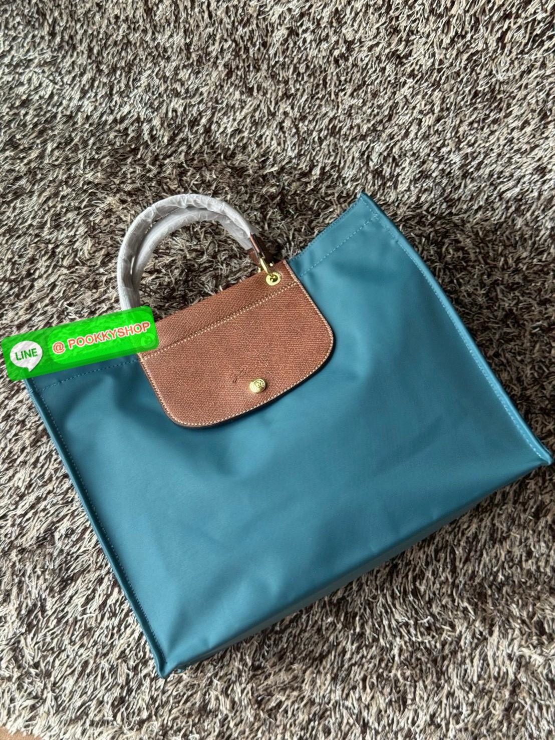 LONGCHAMP Cabas Tote bag L กระเป๋าโท้ทขนาดใหญ่ใช้ในชีวิตประจำได้หลายรูปแบบ ช่วยเพิ่มบุคลิกด้วยความสง่างาม มีกระดุมสแน็ปที่ปากกระเป๋า วัสดุไนลอนอันเป็นเอกลักษณ์ที่มีความยืดหยุ่นและน้ําหนักเบา