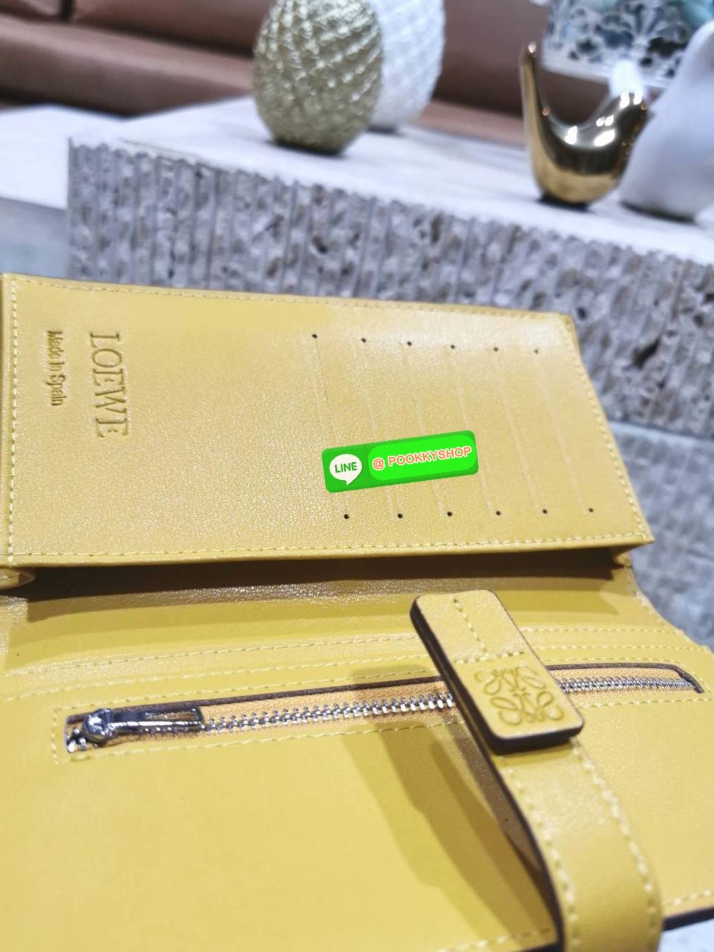 ✴️Don't Miss!✴️NEW! LOEWE LONG WALLET BAG VIP GIFT WITH PURCHASE-GWP กระเป๋าพรีเมี่ยมกิ๊ฟ Limited จาก LOEWE DUTYFREE COUNTER วัสดุหนังแท้เทคเจอร์สวยอยู่ทรงปั้มโลโก้แบรนด์ด้านหน้าเปิดปิดด้วยกระดุม ภายในมีช่องใส่ธนบัตรหลายช่อง ช่องหลักสาม