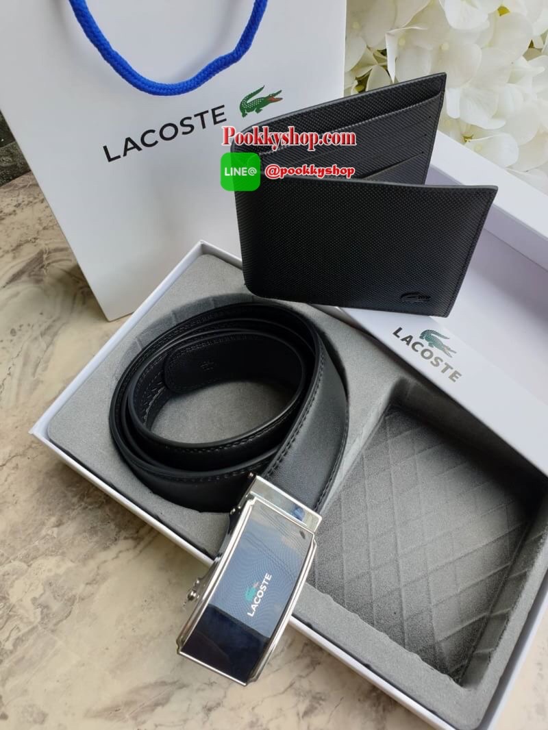 ลาคอส CLASSIC PETIT PIQUE Belt & Wallet Set !!! ซื้อ1ได้ถึง 2 ใบ เซตสุดคุ้ม!! มาพร้อมกล่องสุดหรู กระเป๋าเงินใบสั้นพับสองตอน ลายเปอติปิเก้ มีช่องใส่การ์ด ช่องใส่ธนบัตร บุซับในด้วยผ้าคอตตอน และ ด้านอกวัสดุ Pvc ลายเปอติปิเก้แต่งกระเป๋าด้านนอกกระเป๋า เข็มขั