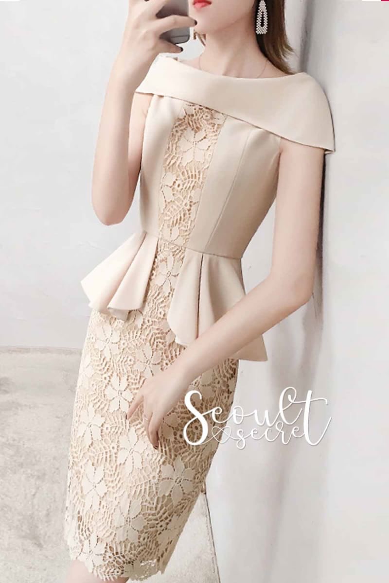 By SEOUL SECRET Seoul Secret Say'...Minidress Lace Design expensive Cream coler Material : งานมินิเดรสสวยหรูดูไฮคลาสมากคะ ดีไซน์มีระดับด้วยลูกเล่นเป็นเดรสทรงเปิดไหล่ งาน Cuttingเป็นผ้าเย็บซ้อนพับลงมาช่วงอกนะคะ ทรงแขนกุด เนื้อผ้าด้านนอกเป็นผ้าเรียบๆไม