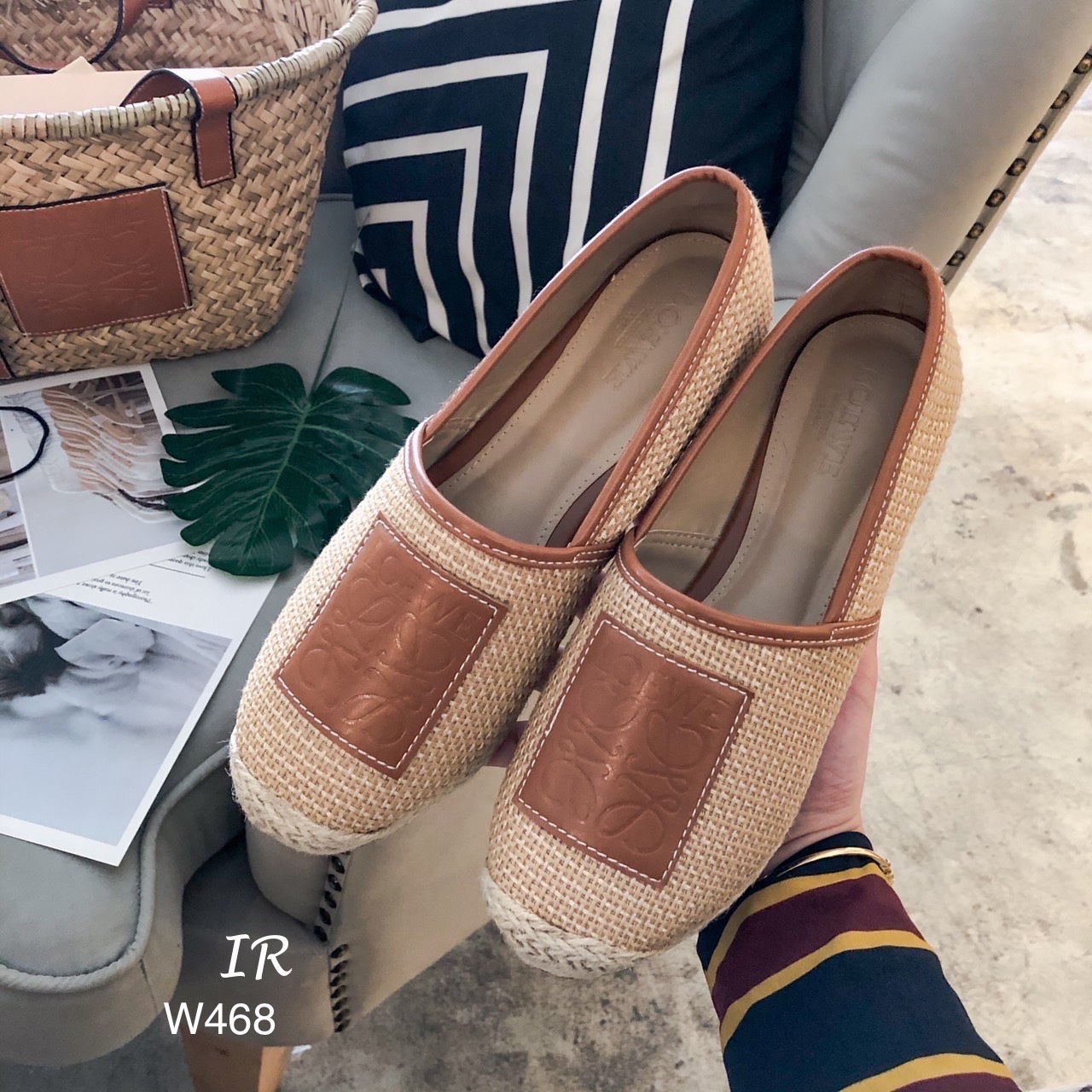 รีพีทแบบขายดี!!! พร้อมส่ง ปีนี้ ใครไม่รู้จัก Loewe คือพลาดมาก แบรนด์ดังจากเยอรมัน สวยมาก แกรนมาก น่ารักมาก ตอนนี้ งานสาน กระสอบคือปังมากคะ ปีนี้