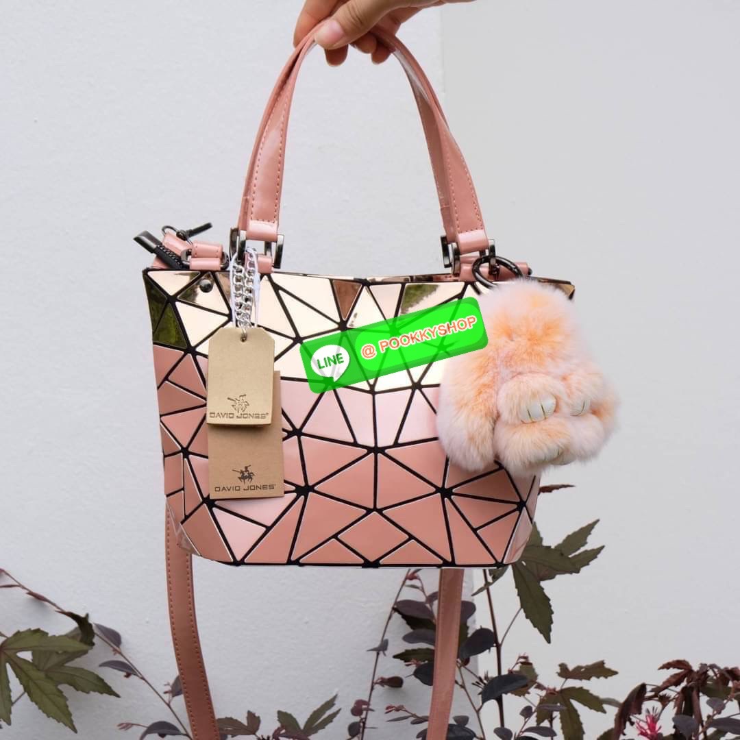 กระเป๋า ทรง Tote ตัวกระเป๋าเย็บติด ด้วยแผ่นอคิลิค สุดหรู ดีไซน์เกร๋ จุดเด่นที่ น้ำหนักเบา สามารถ ถือ หรือ สะพายไหล่ได้คะ ใบใหญุจุของคุ้ม แต่น้ำหนักเบาคะ มีใบเดียวจบ ควรมีติดตู้คะแนะนำเลย