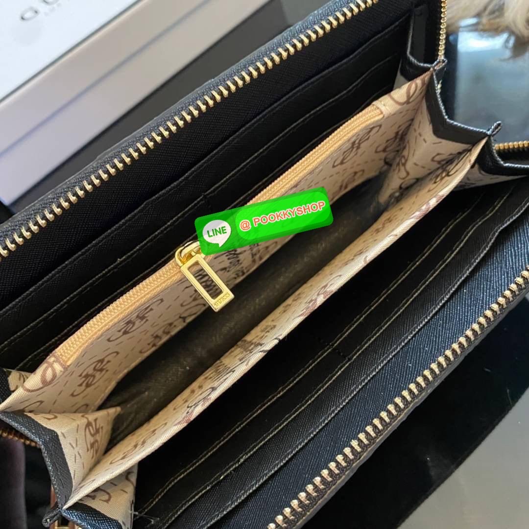 Guess Long Wallet กระเป๋าเงินใบยาวซิปรอบ ด้านหน้ามีโลโก้แบรนด์สีเข้ากระเป๋าสวยสะดุดตา รุ่นนี้มีสายคล้องมือมาให้ เพื่อใช้งานง่ายและสะดวกมากยิ่งขึ้น ด้านในมีช่องใส่ธนบัตร ช่องใส่บัตร และช่องซิปใส่เหรียญค่ะ