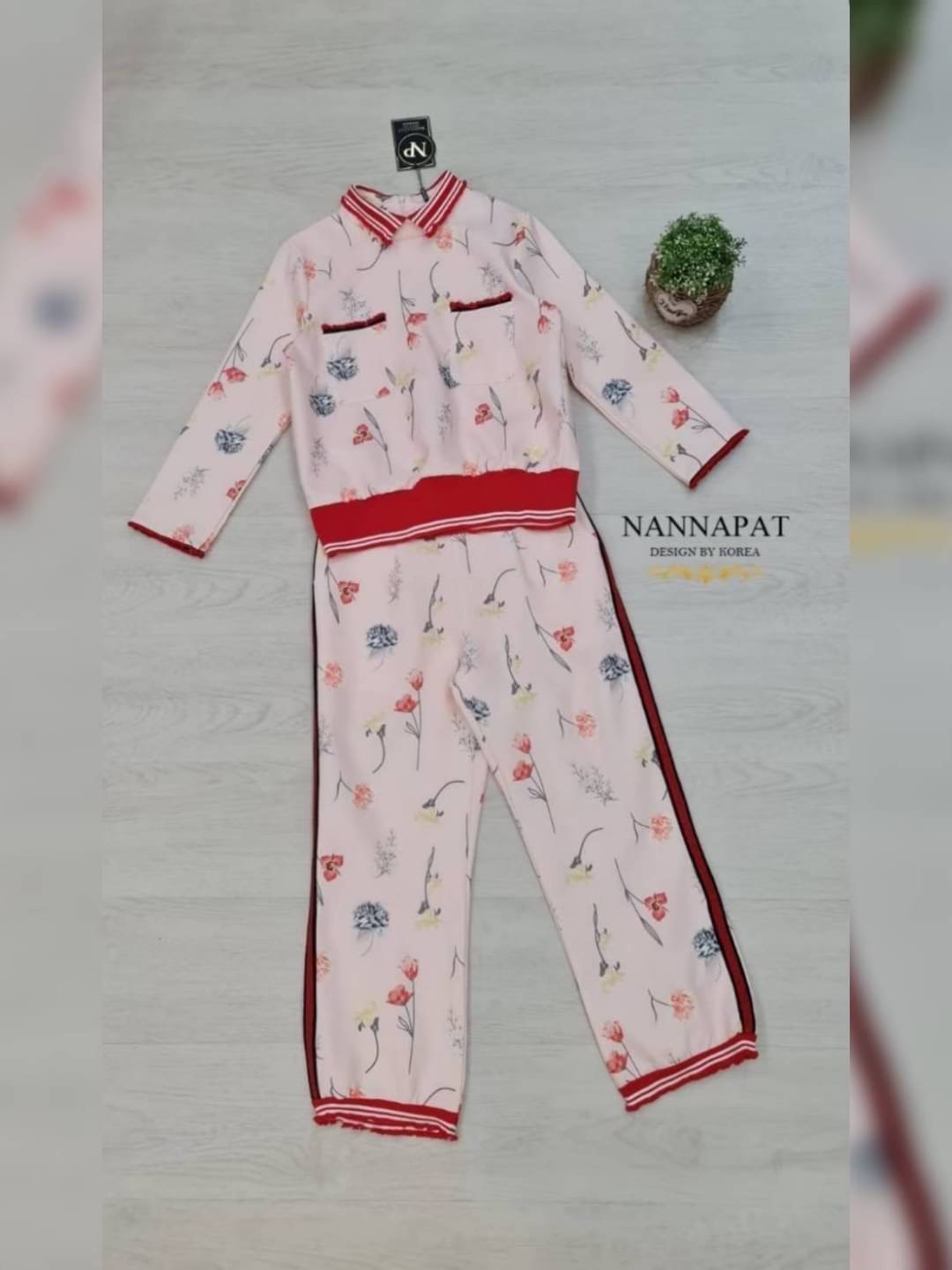 Set 2 ชิ้น สวยหรู ดูดีมีราคา รับลมหนาวพอดีเลยนะคะ ดารา-เซเล็ป ใส่กันเยอะคะ ผ้าหนานุ่มใส่สบาย มีซับในอย่างดี เสื้อซิปหลัง แต่งกระเป๋าคู่หน้า กางเกงทรงสวยเป๊ะ ลายกราฟฟิกดอกไม้สีสวยละมุน ราคานี้ห้ามพลาดนะคะ เห็นงานจริงต้องว้าวแน่นอนคะ