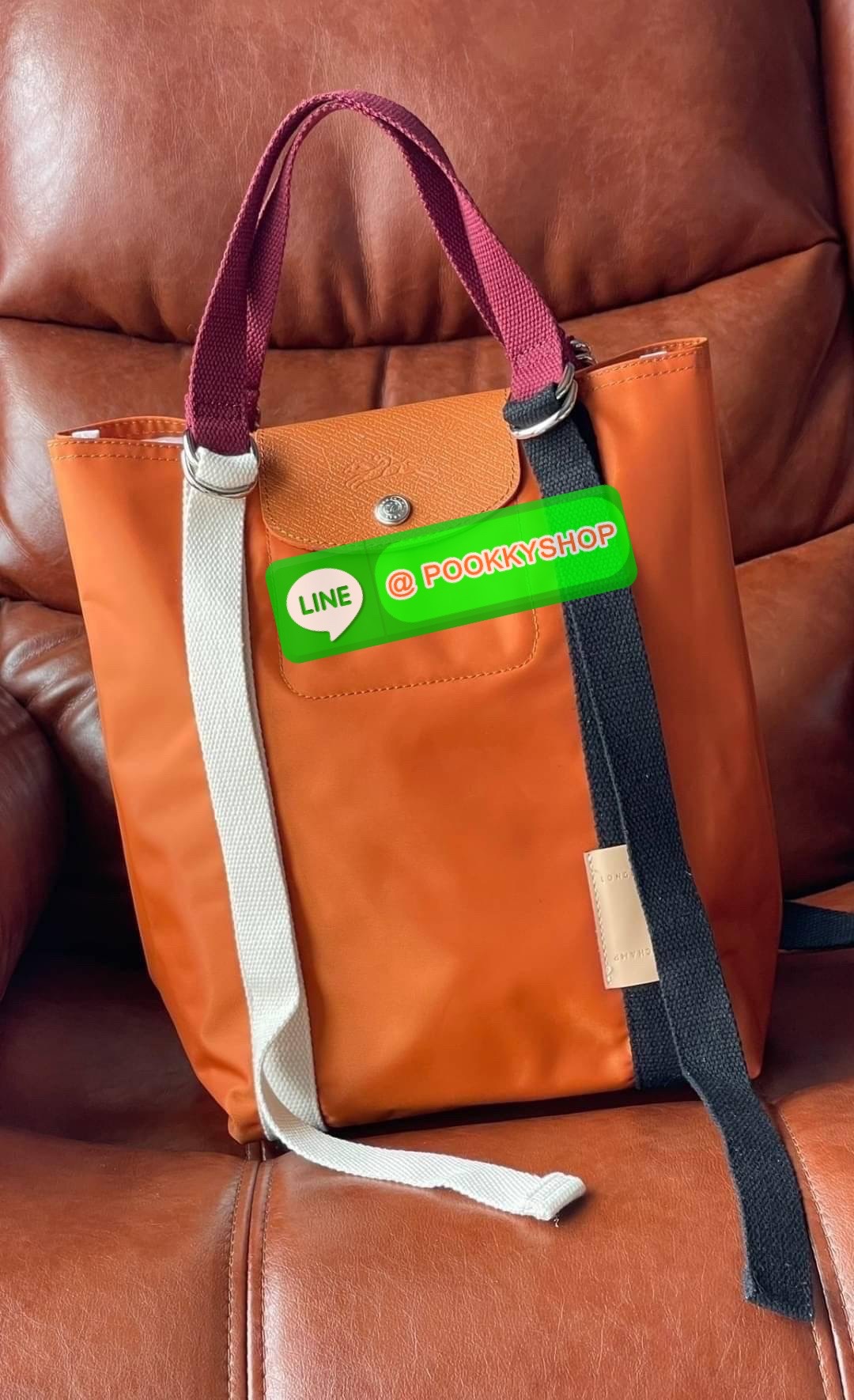 💕LONGCHAMP LE PLIAGE RE-PLAY Tote bag S เป็นอีกรุ่นที่น่าสนใจในการออกแบบ กระเป๋าโท้ทแนวตั้งที่กว้างขวางมีน้ำหนักเบา ใช้งานได้จริง ปิดด้วยกระดุมแป๊กและสามารถถือด้วยมือ สะพายไหล่ และสะพายข้างลำตัว Le Pliage Re-Play เวอร์ชันใหม่นี้ยังคงเติมชีวิตชีวา