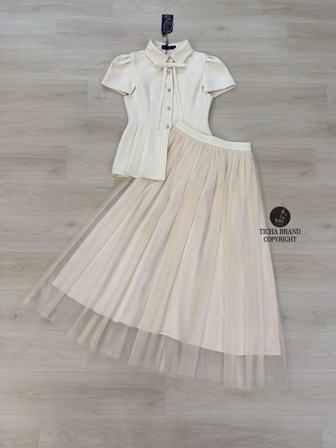 ชุดเซทแฟชั่น Set.3 ชิ้นเสื้อ+ กระโปรง+เข็มกลัด เสื้อแขนสั้นคอปกสีครีม ดีเทลแต่งกระดุมเพชรด้านหน้า