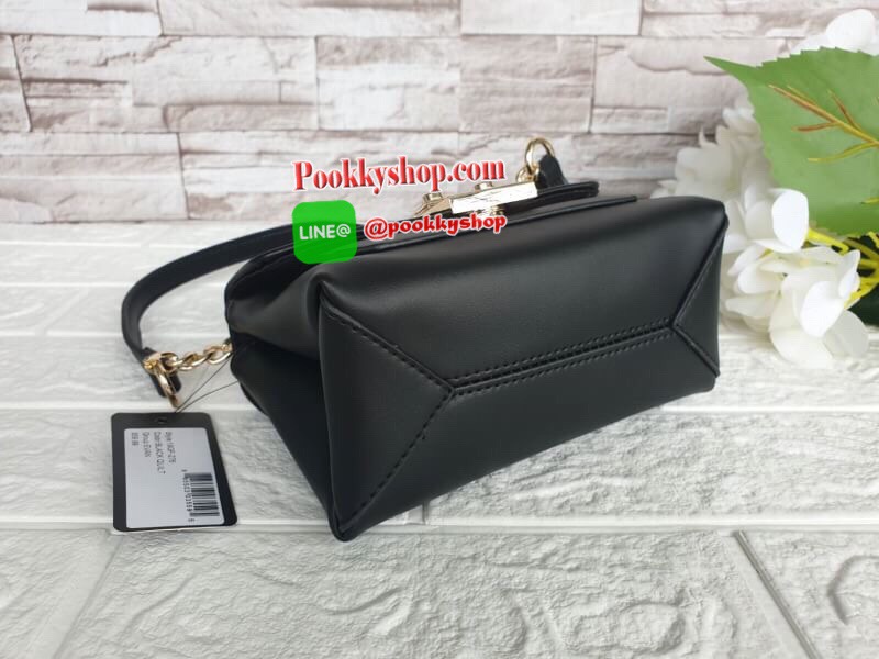 Guess Mini Crossbody Bag กระเป๋าสะพายข้าง Crossbody หนังนิ่มเรียบอยู่ทรง มาพร้อมพวงกุญแจแบรนด์ฝังเพชรสวยหรู ดูแพง พวงกุญแจถอดออกได้ กระเป๋าขนาดกำลังพอดี น่ารัก น่าใช้ค่ะ เปิด-ปิดด้วยกระดุมแป็ก ด้านหน้าติดโลโก้แบรนด์อะไหล่ทอง ภายในโล่ง ซับในผ้าอย่างดี มีช่