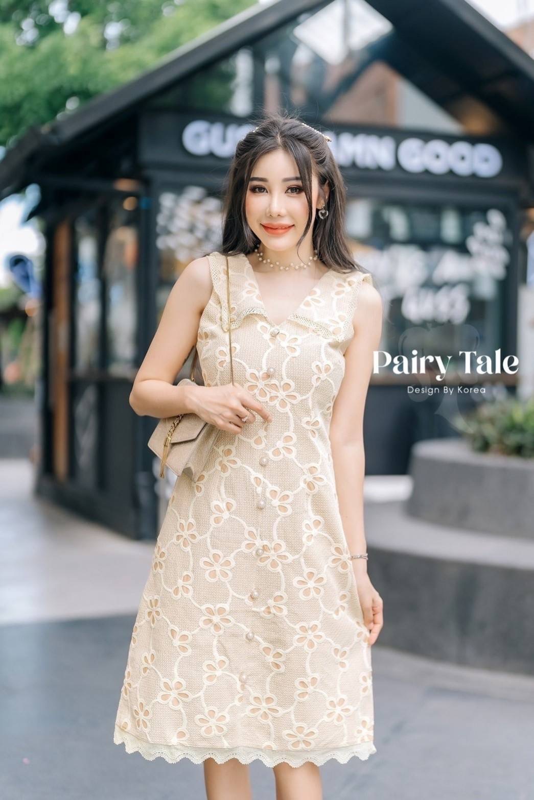 เดรสคอปกผ้าปักลายดอกไม้ฉลุลายสีเหลืองอ่อนๆ ขับผิวมากๆ ลายดอกไม้งานสวย เนื้อผ้าดีค่า ห้ามพลาดน้า