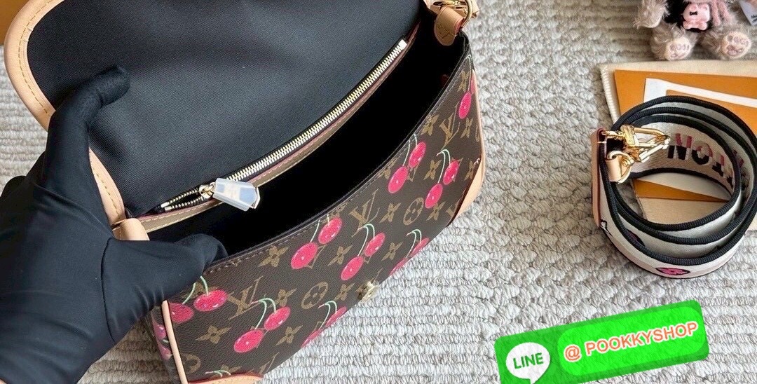 🕊️ พร้อมส่ง | LV Diane Monogram Cherry กระเป๋ามัลติฟังก์ชั่นสุดคุ้ม คอลใหม่แสนสดใสด้วยลายเชอรี่ ที่ดีไซน์ออกมาน่ารักน่าใช้มากๆ มีสายมาให้ถึง 2 แบบ สายหนังคล้องไหล่ได้ และสายสปอร์ตครอสบอดี้ได้ ปรับเปลี่ยนใช้ตามลุคแต่ละวันได้เลย เปิด-ปิดด้วยกระดุมแม