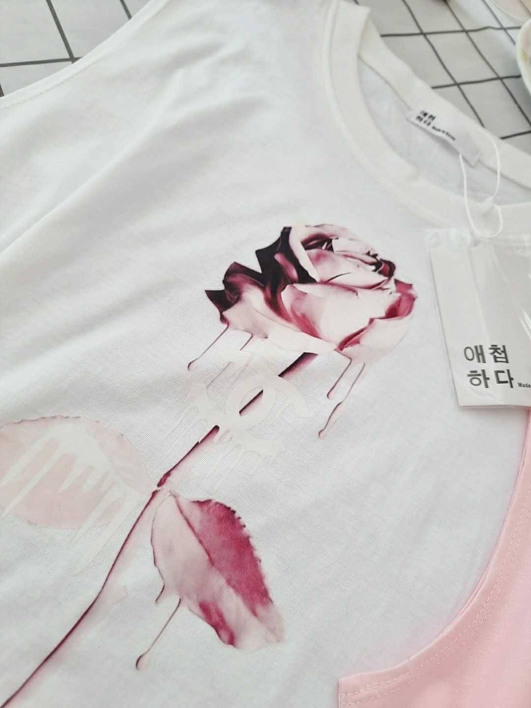 เข้าเพิ่มแล้วคร่าาาาาา ใครพรีไว้ทักมาด้วยคร่าาาาาา Rose' t shirt korea ลายสวยสุดๆคร่าาาา รีบเลยยย ผ้ายืดเกาหลีเนื้อดีใส่สบายจร้าาาา ลายนี้บอกเลยยย ปั้ววววววว