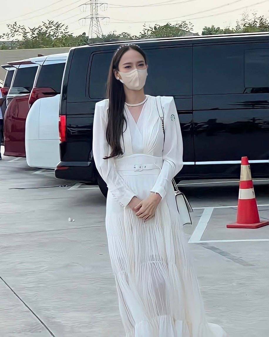 One&One Detail : แม็กซี่เดรสเนื้อผ้าชิฟฟอนช่วงกระโปรงตัดต่อแพทเทิร์นเป็นชั้นๆ ด้วยชิฟฟอนอัดพลีท ปลายแขนตกแต่งด้วยกระดุมปั้ม งานมีซับในซิปหลังพร้อมเข็มขัด ลุคนี้ใส่ทำบุญช่วงเข้าพรรษาสวยหวานแน่นอนค่า