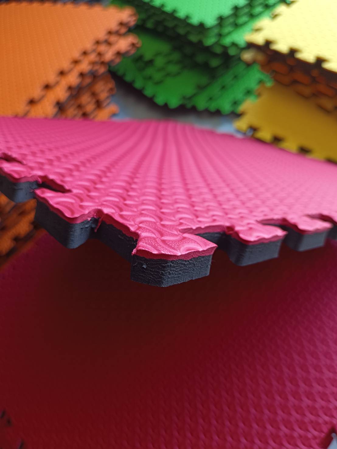 แผ่นยางปูพื้นจิ๊กซอ ขนาด 60 X 60 cm. ความหนา 10 มม.