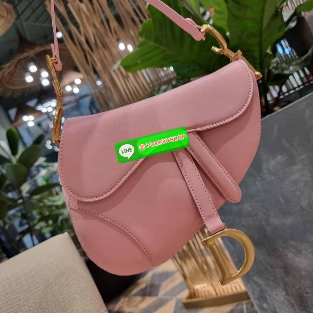 CD SADDLE BAG CALFSKIN กระเป๋าสะพายข้างพรีเมี่ยมกิ๊ฟ ทรงสวยไม่ซ้ำใคร กิมมิคในตัว ดูแพง ไซส์ใหญ่ ดีไซน์ย้อนยุค เป็นเอกลักษณ์สวยทุกแบบ เปิด-ปิดด้วยกระดุมแม่เหล็กซ่อน ใช้งานง่ายมากๆ ภายในเป็นช่องโล่ง มีช่องซิป วัสดุหนังลูกวัวฟอกสี ใส่ของสำคัญได้เลย หมดห่วง ม