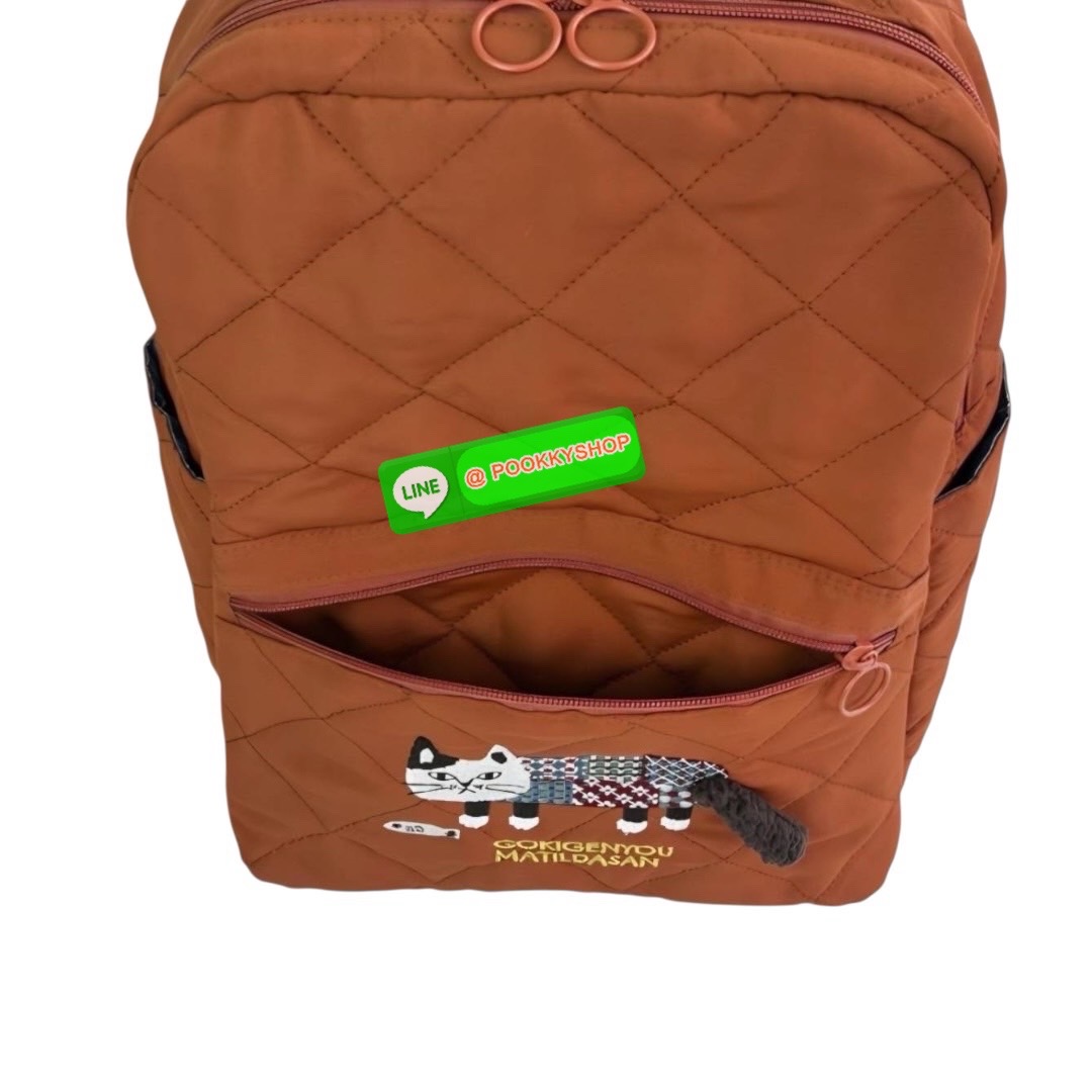 “ New Collection” 2025 Backpack Polyester Cat กระเป๋าควิลท์ใบนี้มีน้ำหนักเบา ใช้งานได้จริง และกันน้ำและคราบสกปรก โดดเด่นด้วยลายปักอันประณีตอันเป็นเอกลักษณ์ของ Matilda บนผ้าควิลท์เนื้อนุ่ม กระเป๋าใบนี้มาพร้อมเทปโลโก้และหูหิ้วพาราคอร์ดเพื่อรูปลักษณ์ที่โดดเด