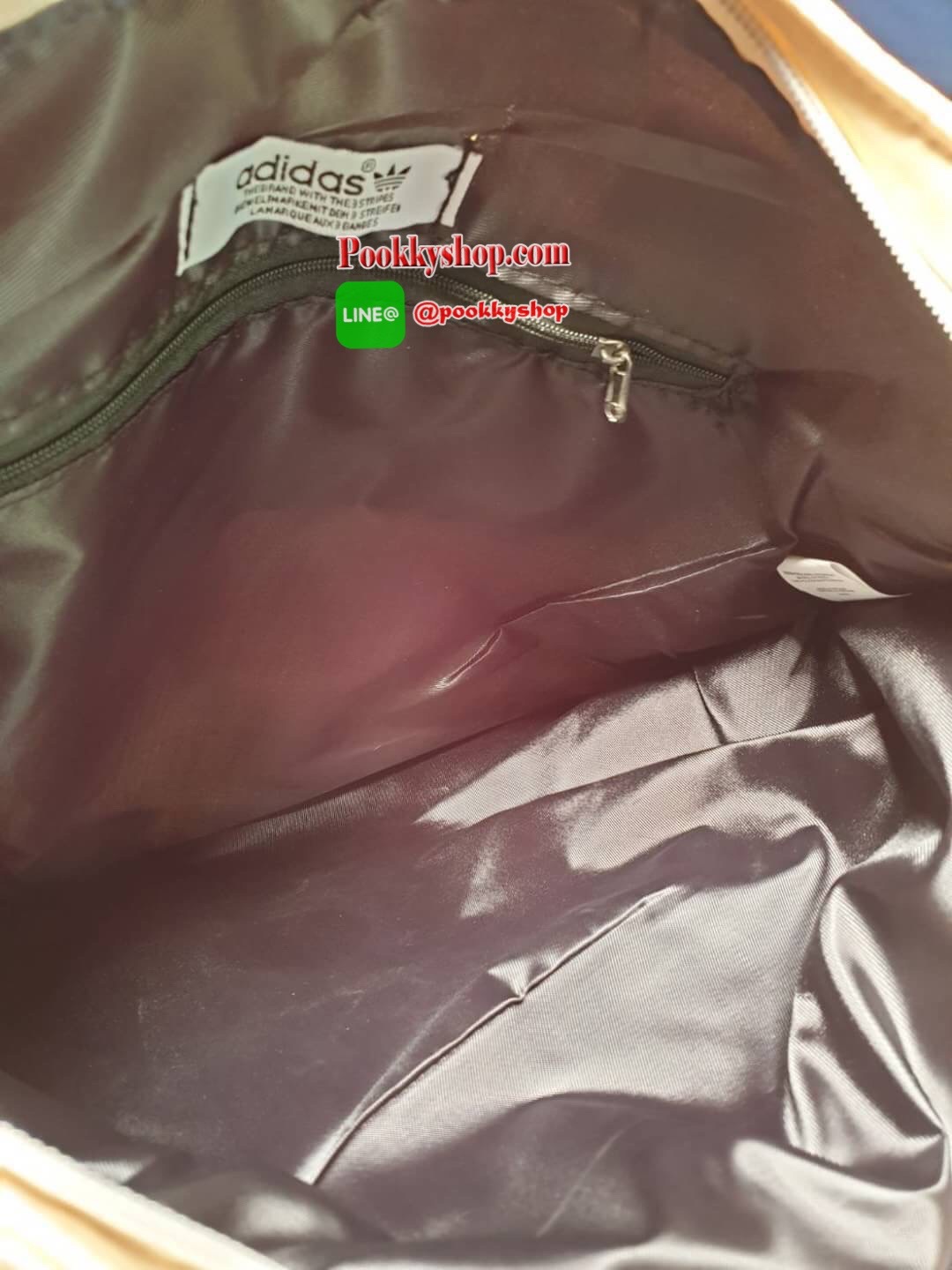 adidas shopping bag ลายปัก กระเป๋าถือด้านหน้าปักโลโก้แบรนด์ รุ่นนี้เปิดปิดด้วยช่องซิป ด้านหลังเรียบ ขนาดกำลังดี วัสดุกันน้ำ รุ่นนี้ใส่ของได้เยอะค่ะ คุ้มๆ กับสาวก adidas แบบสปอร์ต อย่าพลาดน๊า