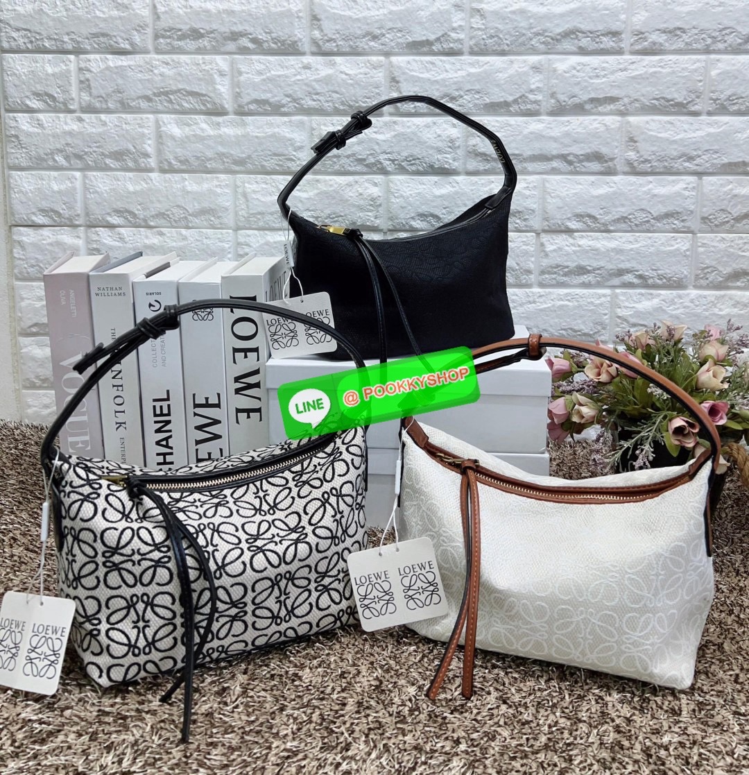 NEW IN!! สุดฮิตไปกับกระเป๋าสไตล์มินิมอล ที่ยังคงดูดีในทุกช่วงเวลา! LOEWE SMALL CUBI BAG((vip gift ตปท.)) พร้อมส่ง! ไม่เล็กตามชื่อนะคะ กับกระเป๋าหิ้วหรือคล้องไหล่ได้ วัสดุแจคกาดทอลายแบรนด์ทั้งใบประณีตสวยงาม หูหิ้วหนังแท้ค่ะ เปิด-ปิดกระเป๋าแบบซิป ภายในกว้าง