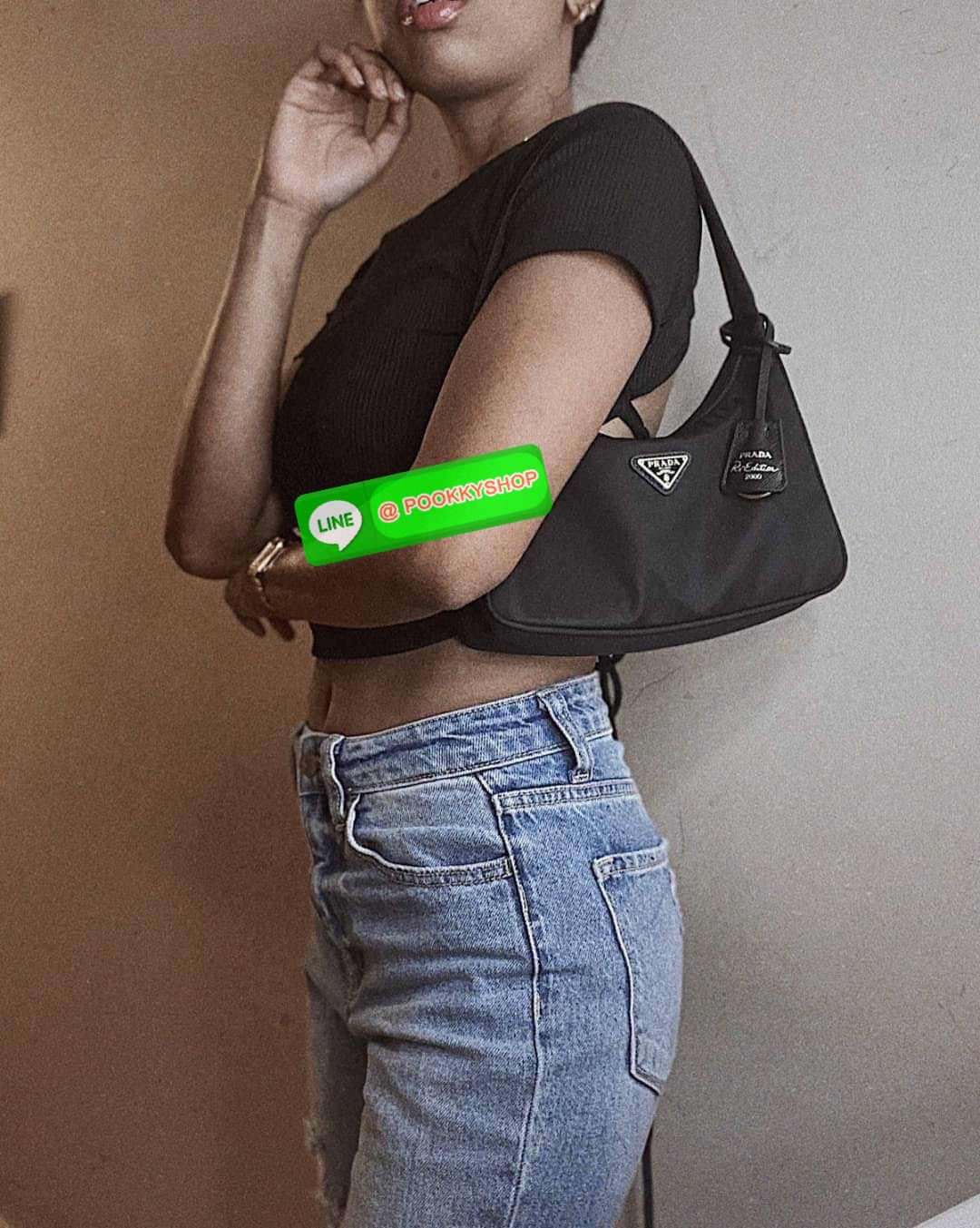 รุ่นใหม่แนะนำ!! รุ่นขายดีในตำนานค่ะ กับงานพรีเมี่ยมกิ้ฟท์ PRADA NYLON HANDBAGS ขนาดกะทัดรัด #อะไหล่เงิน วัสดุทำจากผ้าNylon อย่างหนา อยู่ทรง กันน้ำได้ หายห่วงคะ ด้านหน้ามีโลโก้แบรนด์ เปิดปิดด้วยซิป มาพร้อมสายผ้า ไม่สามารถถอดได้ ภายในบุผ้าลายPrada และป้ายโล