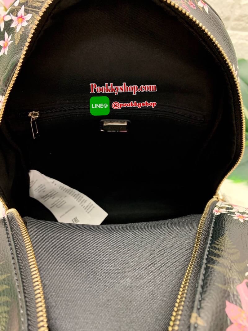 New !! GUESS GESABEL GYM BACKPACK กระเป๋าสะพายหลังได้//สะพายข้างได้ วัสดุหนังนิ่ม น้ำหนักเบา รูปทรงน่ารักมากๆค่ะ ด้านหน้ามีช่องซิปหนึ่งช่อง เปิดปิดกระเป๋าด้วยซิป มีพวงพู่แบรนด์ห้อยเพิ่มความเก๋เข้ามาให้ด้วย พวงพู่สามารถถอดแยกออกได้ด้วยค่ะ ภายในกระเป๋าโล่งก