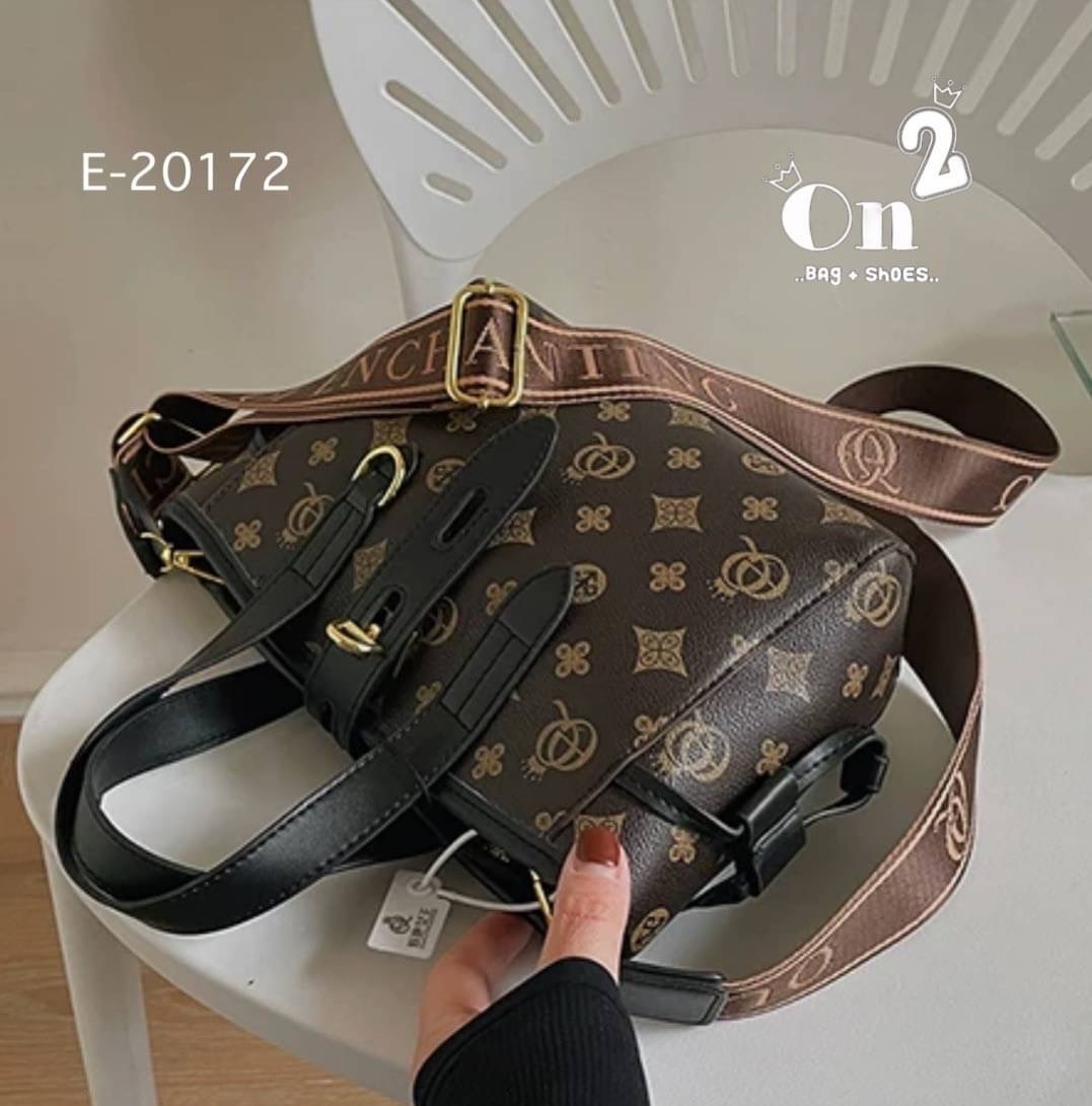 กระเป๋าสะพายแฟชั่นทรง tote งานสไตล์แบรนด์ ตัวล็อกด้านหน้าปรับระดับได้ มีสายสะพายยาวให้สามารถถอดออกถือได้ค่ะ