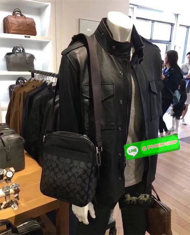 กระเป๋า Coach CHARCOAL/BLACK (COACH F54788) กระเป๋าสะพายซิกเนเจอร์เคลือบ PVC พร้อมขอบหนังปิดด้วยซิป ซับในผ้าด้านนอก: กระเป๋าแบบเปิดด้านหน้าหนึ่งช่องและกระเป๋าแบบเปิดด้านหลังหนึ่งช่อง ด้านในมีซิปและกระเป๋าเอนกประสงค์ สายปรับได้สำหรับสะพายไหล่หรือสะพายข้าง