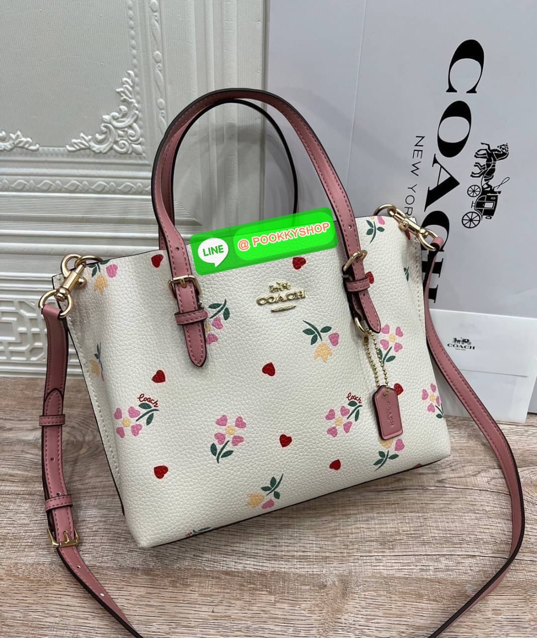 NEW IN!! น่ารัก วางไม่ลงอีกแล้ว COACH MOLLIE TOTE 25 (COACH C4084) กระเป๋าถือ สะพาย รุ่นฮิต ปริ้นลายดอกหัวใจมินิ ขนาดเหมาะมือ มีสายสะพายยาว ถอดและปรับระดับได้ วัสดุหนัง crossgrain ขึ้นทรงสวย ด้านในโล้ง มีช่องซิปตรงกลางแยก **🔸️รุ่นนี้ใครถือก็สวย ใช