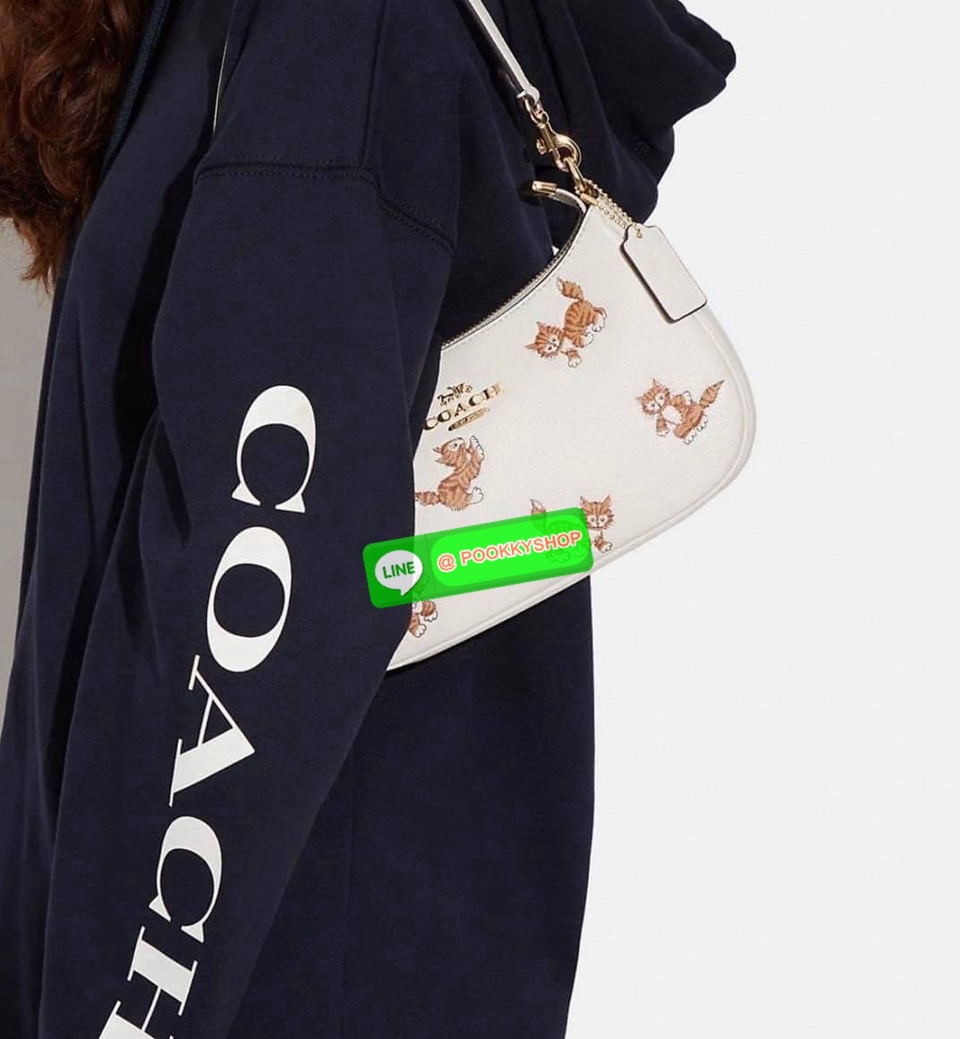 COACH TERI SHOULDER BAG WITH DANCING KITTEN PRINT🐈 Coach CC777-กระเป๋าขนาดที่น่ารักจนใจบาง 🌸✨ หนังเรียบ ชัด เพิ่มความหวานแบบมีพลัง ใช้งานง่าย หิ้วก็ได้ สะพายก็สวย สลับสายได้ 2 แบบในใบเดียว น้ำหนักเบา ฟังก์ชันครบ ถือออกงานหรือใส่ไปเด