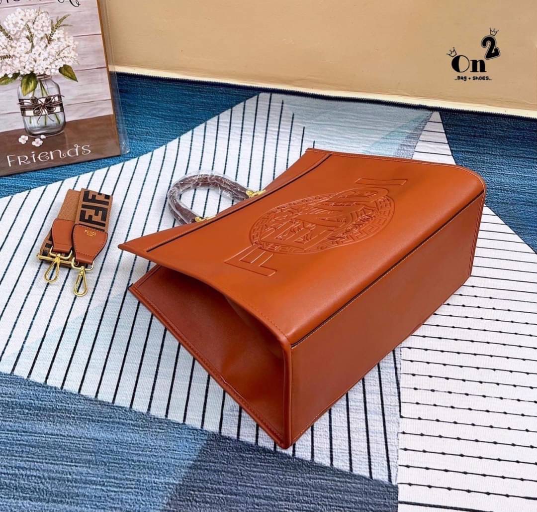 FENDI Shopping bag FENDI ทรง shoppingใบใหญ่ อะไหล่สีทองหรูหรา ใช้งานได้ทุกลุค เกรดงานสวย งานชนชอป ใช้ได้ Everyday Look เลยค่า