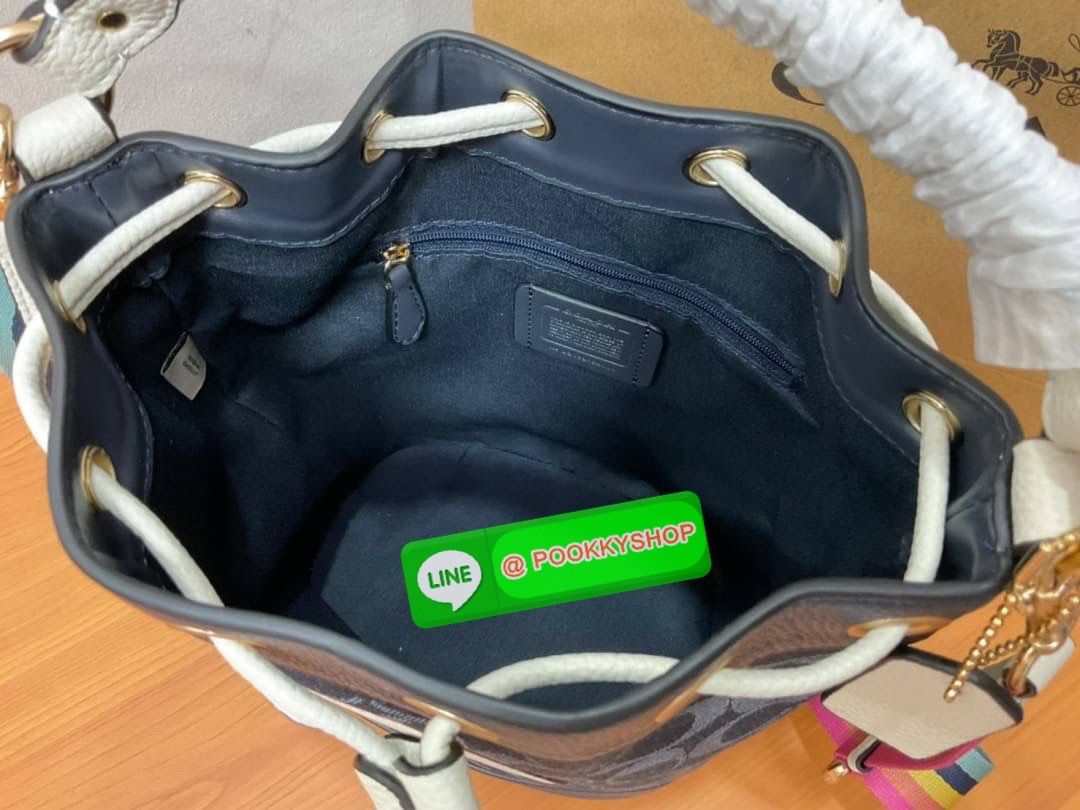 New arrival! 🌈น้องใหม่ล่าสุด สวยหรู ดูดีมากๆค่ะ! COACH DEMPSEY DRAWSTRING BUCKET BAG ((C4100//C4102)) พร้อมส่งที่ไทยค่ะ! กระเป๋าทรงขนมจีบ หนังแท้นิ่มสวยมากๆค่ะ จุดเด่นด้านหน้าปั้มโลโก้แบรนด์ ปากกระเป๋าแบบหูรูดใช้งานง่าย ภายในสามารถใส่ของจำเป็นในชี