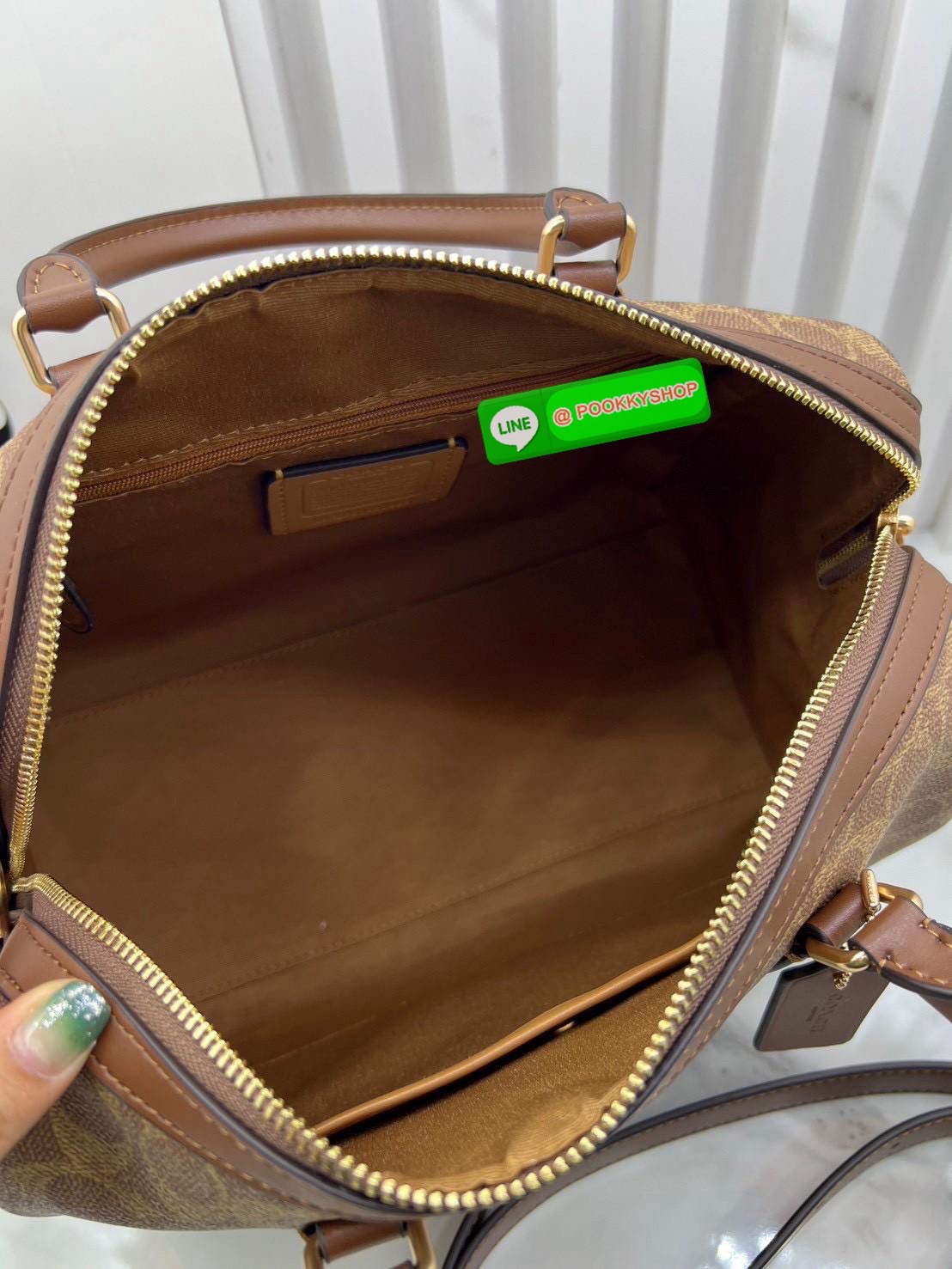 COACH ROWAN SATCHEL IN SIGNATURE CANVAS จุดเด่นของกระเป๋าทรงsatchel bag คือรูปทรงของกระเป๋าดูแข็งแรง มั่นคง ไม่เสียทรงง่าย มาพร้อมหูหิ้วที่ด้านบนของกระเป๋า ลายแคนวาสที่เป็นซิกเนเจอร์แบบเอกลักษณ์ ช่องใช้งานทุ้งภายในและภายนอก นอกจากนี้ กระเป๋าประเภทนี้ยังมี