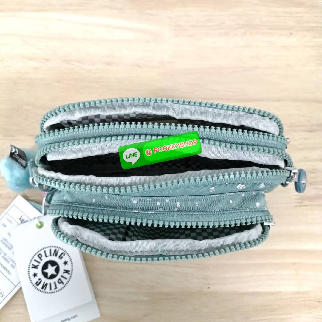 KIPLING Monkey program Seoul up clutch & sling bag รุ่น 2 ซิป (ขนาด 7 นิ้ว) กระเป๋าคล้องมือ หรือ สะพายข้าง ขนาดเล็ก วัสดุ Nylon & Polyester 100% ใช้งานได้ 2 รูปแบบ มีสายสลับเปลี่ยนได้ทั้งแบบคล้องมือ และ สะพายข้าง ตามโอกาสการใช้งาน