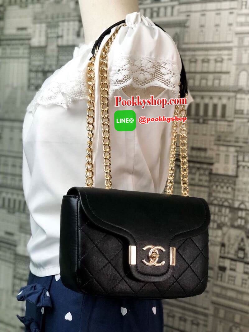 Chanel อเนกประสงค์ รุ่น Limited edition วัสดุหนังแกะเรียบขนาดเล็กกะทัดรัดน้ำหนักเบามีช่องใส่ของจุกจิกเปิดปิดด้วยฝาปิดกระดุม และซิป มีช่องใส่บัตร ช่องซิป ใส่กระเป๋าสตางค์ใบกลางได้ค่ะตัวจริงสวยมากๆถูกใจรีบจองนะคะใส่มือถือได้ทุกรุ่นสายสะพายยาวคู่สะพายได้สองแ