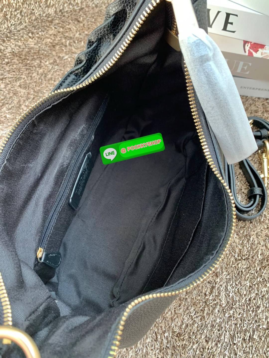 COACH JULES HOBO BAG ((C9189//9190)) 🌍พร้อมส่งที่ไทย! ต้องบอกก่อนว่าหนังรุ่นนี้อย่างดี นิ่มมากๆ สัมผัสแล้วรู้สึกละมุน กับกระเป๋าใบใหญ่ ทรงสวย เปิดปิดกระเป๋าแบบซิปมีหนังห้อยเพิ่มความเก๋ตรงหัวซิปค่ะ ภายในกระเป๋ากว้างมาก ใส่สัมภาระได้ครบครัน หายห่วงเ