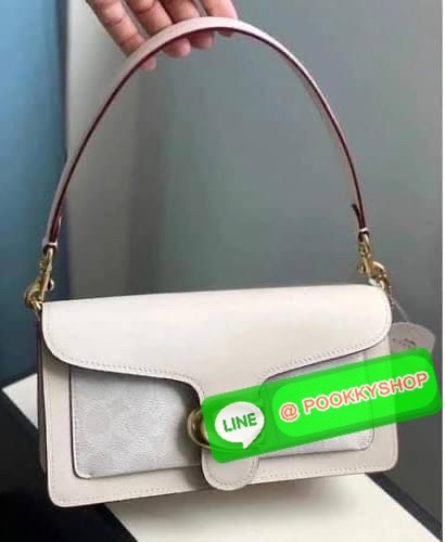 💕COACH Tabby Shoulder Bag 26 in Signature Canvas with Beadchain ให้ลุคเก๋ ๆ ด้วยสีและลวดลายคลาสสิกตามแบบฉบับสาว Coach กระเป๋าสะพายไหล่สุดคลาสสิกรุ่นนี้ เป็นรูปทรงสี่เหลี่ยมผืนผ้าที่เข้าได้กับสาว ๆ ทุกสไตล์ มีหมุดสำหรับเปิดปิดกระเป๋าที่เป็นรูปตัว C