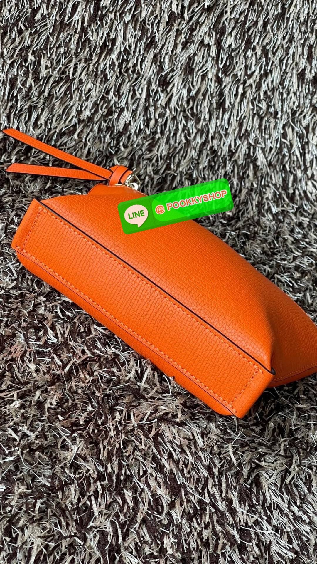 Longchamp MAILBOX Crossbody bag XS ดีไซน์ทรงคลัทช์ที่มีเส้นรูปทรงเรขาคณิตนี้จะรองรับสิ่งของจำเป็นทั้งหมดของคุณ มาพร้อมสายสะพายไหล่แบบปรับได้และถอดออกได้ สวมใส่ได้หลากหลายวิธีเพื่อเพลิดเพลินกับค่ำคืนของคุณอย่างอิสระ ได้แรงบันดาลใจมาจากMAILBOX การเย็บตะเข็บ