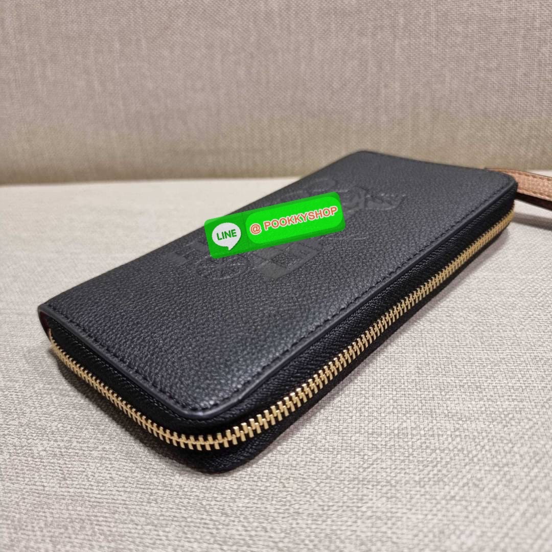 COACH C3548 LONG ZIP AROUND WALLET WITH HORSE AND CARRIAGE พร้อมเสิร์ฟความหรู กับคอลใหม่ สีสวย ผู้ดีขับผิวมาก กระเป๋าสตางค์ใบยาวกึ่งคล้องมือ เรียบหรู โดดเด่นด้วยโลโก้เอกลักษณ์ วัสดุหนัง pepble ทนทาน มาพร้อมสายคล้องมือ ถอดออกได้ ภายในใส่บัตรได้เยอะ มีช่องซ