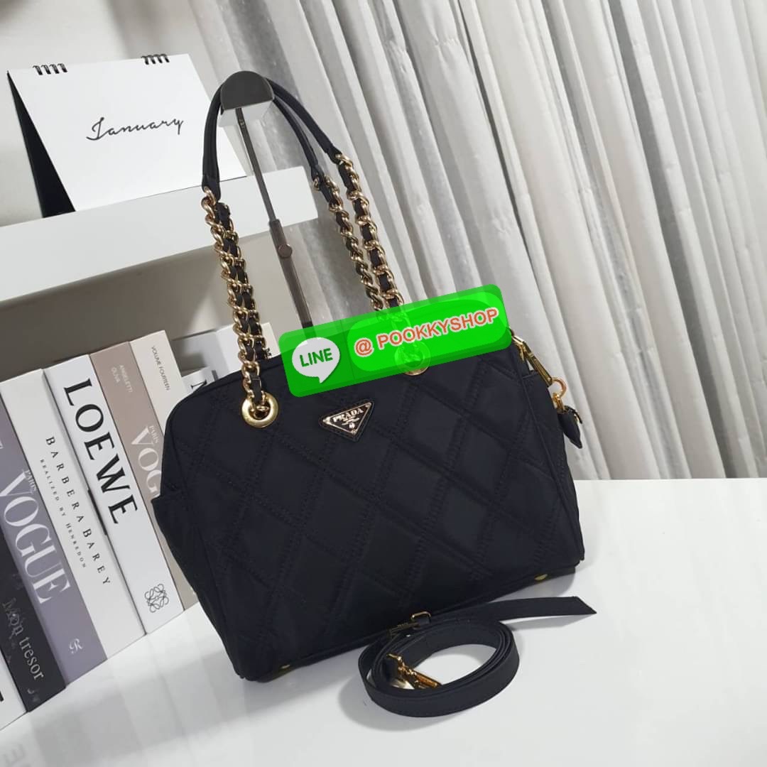 RESTOCK!! รุ่นใหม่มาแรง จากงานพรีเมียมกิ้ฟท์แบรนด์ PRADA ทรงหมอยอดฮิต กลับมาพร้อมส่งอีกครั้ง! วัสดุทำจากผ้า NYLON ลายตาราง อะไหล่ทอง สวยหรูดูดีมากคะ เปิดปิดด้วยซิป ภายในมีช่องแยกใส่ของเป็นสัดส่วน บุผ้าลายแบรนด์อย่างดี จุของได้เยอะ ใส่กระเป๋าสตางค์ยาว ไอแพ