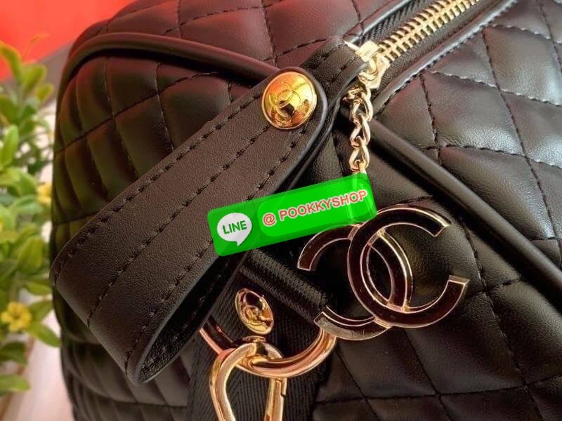 RESTOCK....BEST SELLER CHANEL VIP GIFT Large Travel Bag MUST HAVE! CHANEL VIP GIFT Large Travel Bag กระเป๋าเดินทางใบใหญ่ Gift With Purchase (GWP) รุ่น Limited Edition พรีเมี่ยมกิ๊ฟของเเท้จาก Chanel Counter หนังลายตารางเนื้อหนาสีดำกันนำ้ดูแลรักษาทำความสะอา